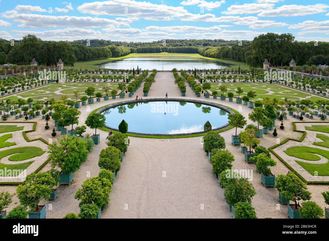 Versailles, Francia - 20 agosto 2017: Giardino di Orangerie nel parco di Versailles, con alberi di arancio in scatole. Foto Stock