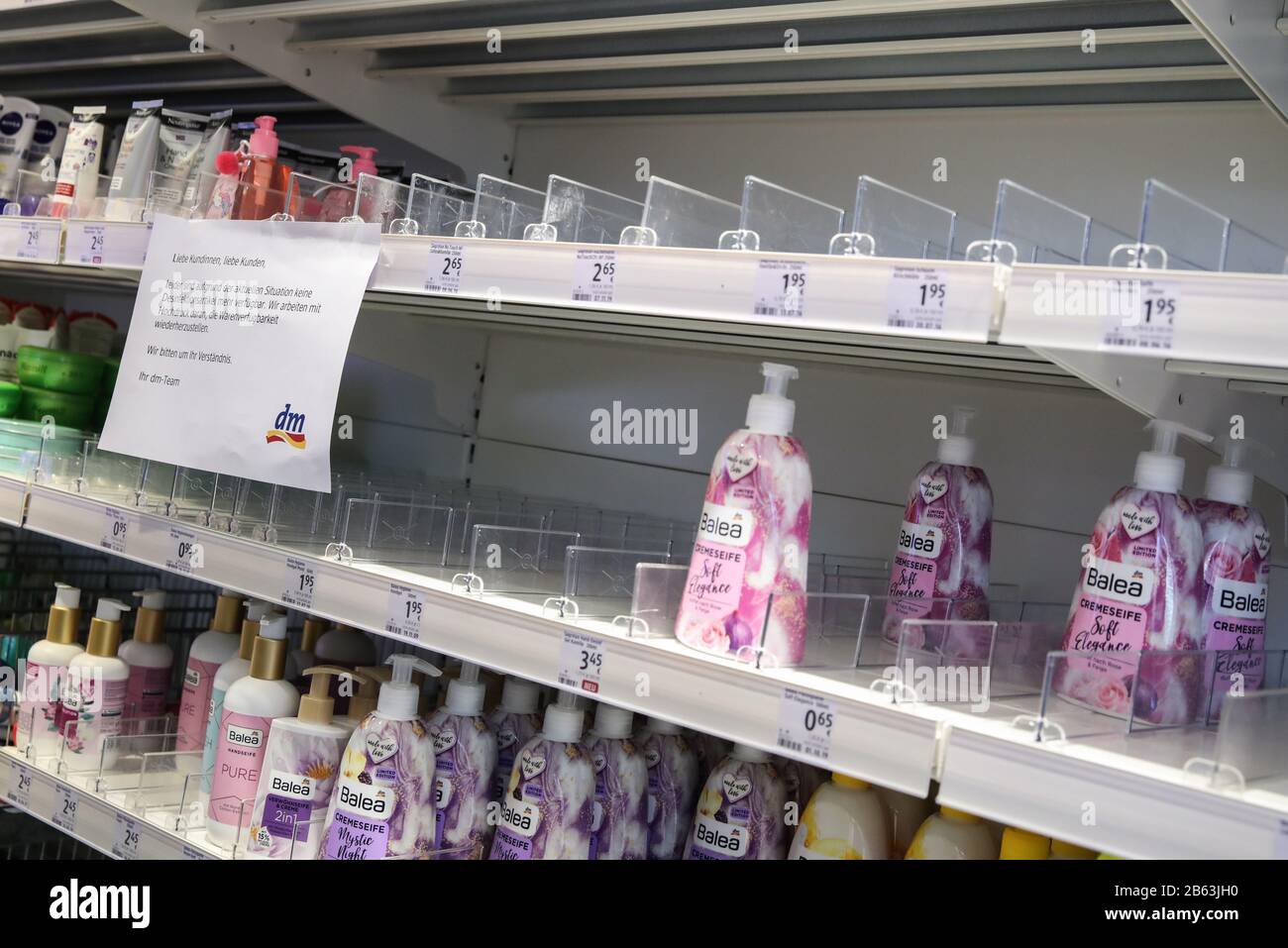 Berlino. 9th Mar, 2020. La foto scattata il 9 marzo 2020 mostra un avviso che mostra gli articoli di disinfezione venduti su un mercato DM a Berlino, capitale della Germania. I primi due decessi del COVID-19 in Germania sono stati confermati dalle autorità locali lunedì. Credito: Shan Yuqi/Xinhua/Alamy Live News Foto Stock