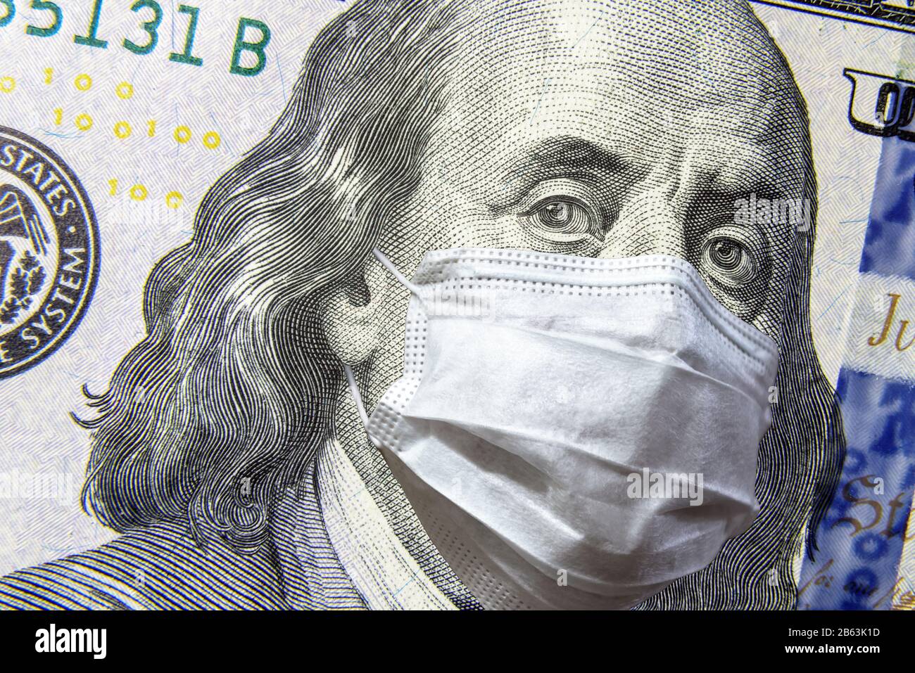 COVID-19 coronavirus negli Stati Uniti, 100 dollari di denaro fattura con maschera facciale. COVID-19 influisce sul mercato azionario globale. Economia mondiale colpita da scoppio del virus corona un Foto Stock