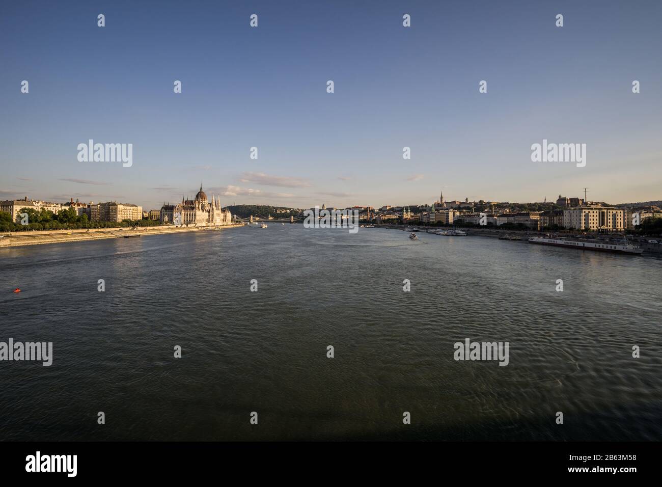 Vista sul Danubio che attraversa Budapest, guardando verso sud, dal Ponte Margherita. Foto Stock