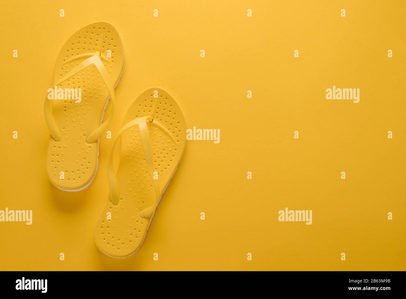 Sandali flip-flop su sfondo giallo Foto Stock