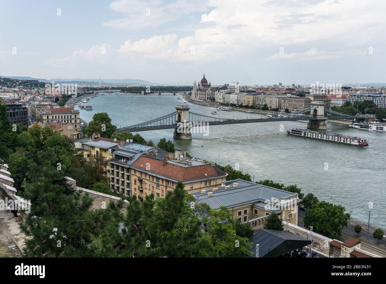 Vista di Budapest e del Danubio dalla collina del Castello, che mostra il Ponte delle catene Széchenyi ed entrambe le rive del fiume. Foto Stock