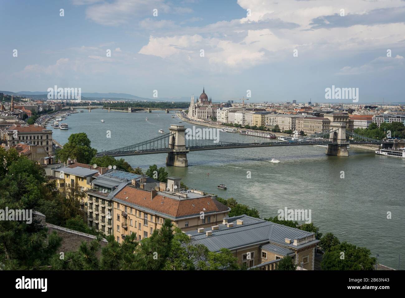 Vista di Budapest e del Danubio dalla collina del Castello, che mostra il Ponte delle catene Széchenyi ed entrambe le rive del fiume. Foto Stock
