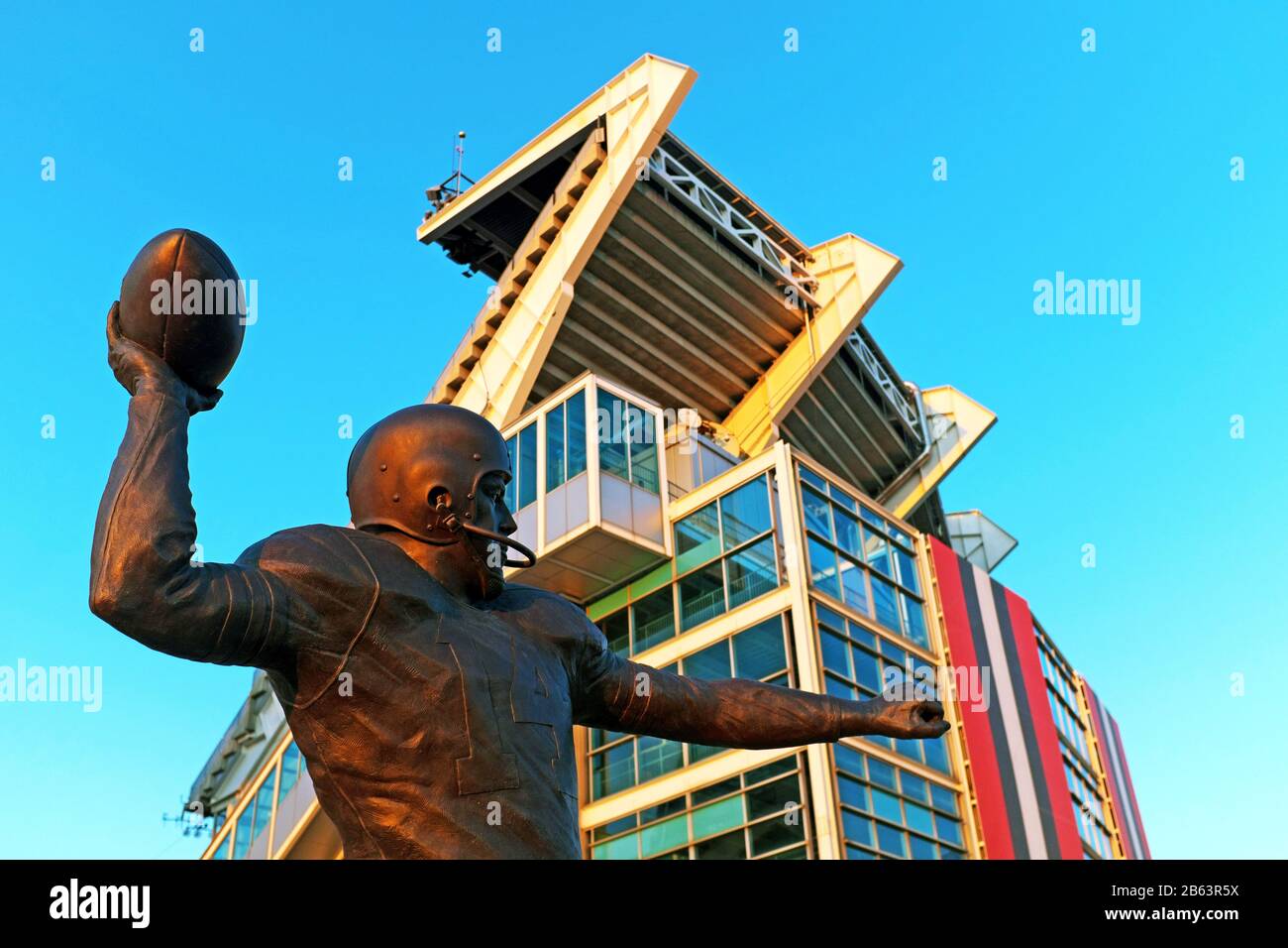 Pro Football Hall of Famer otto Graham, ex numero 14 dei Cleveland Browns, è una statua commemorata fuori dal FirstEnergy Stadium di Cleveland, Ohio. Foto Stock