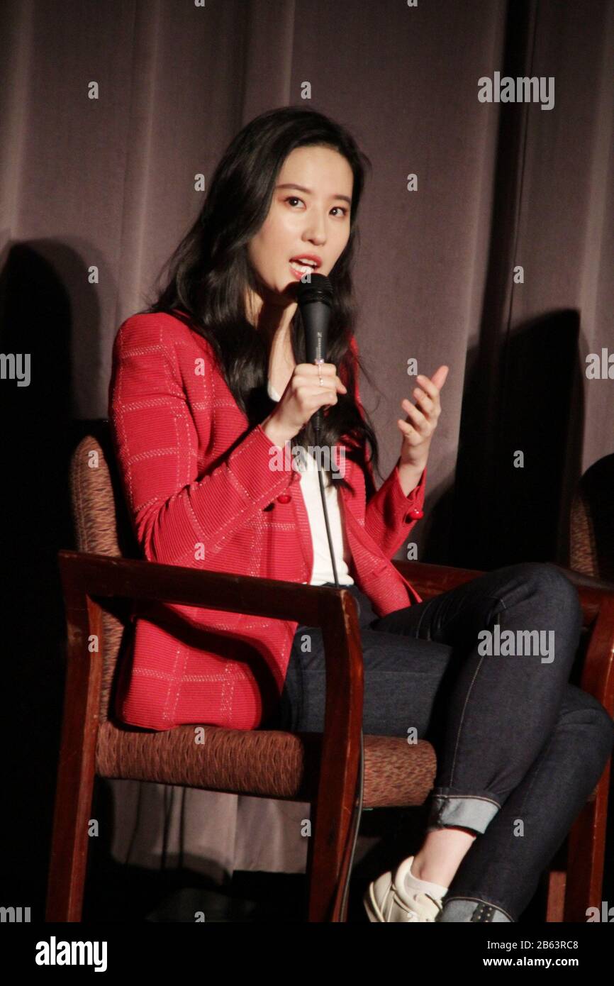 Liu Yifei 03/07/2020 "Mulan" Special Screening tenuto presso il Directors Guild of America Theatre di Los Angeles, CA. Foto di I. Hasegawa / HNW / PictureLux Foto Stock