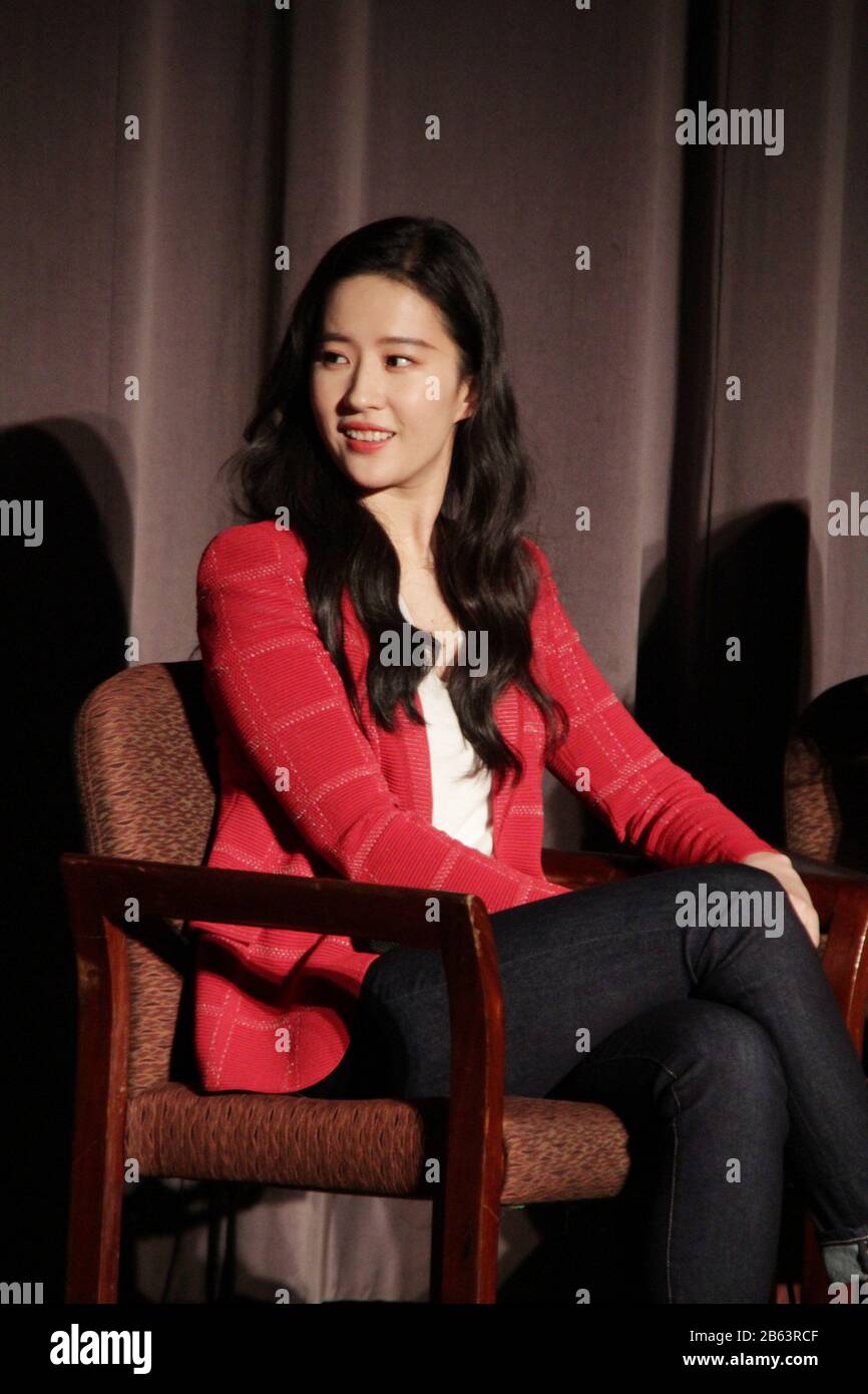 Liu Yifei 03/07/2020 "Mulan" Special Screening tenuto presso il Directors Guild of America Theatre di Los Angeles, CA. Foto di I. Hasegawa / HNW / PictureLux Foto Stock