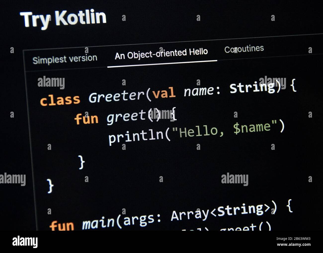 Pezzo di codice del linguaggio di programmazione Kotlin su uno schermo. Kotlin è un moderno popolare cross-platform, staticamente tipizzato, programmazione generale lingua Foto Stock