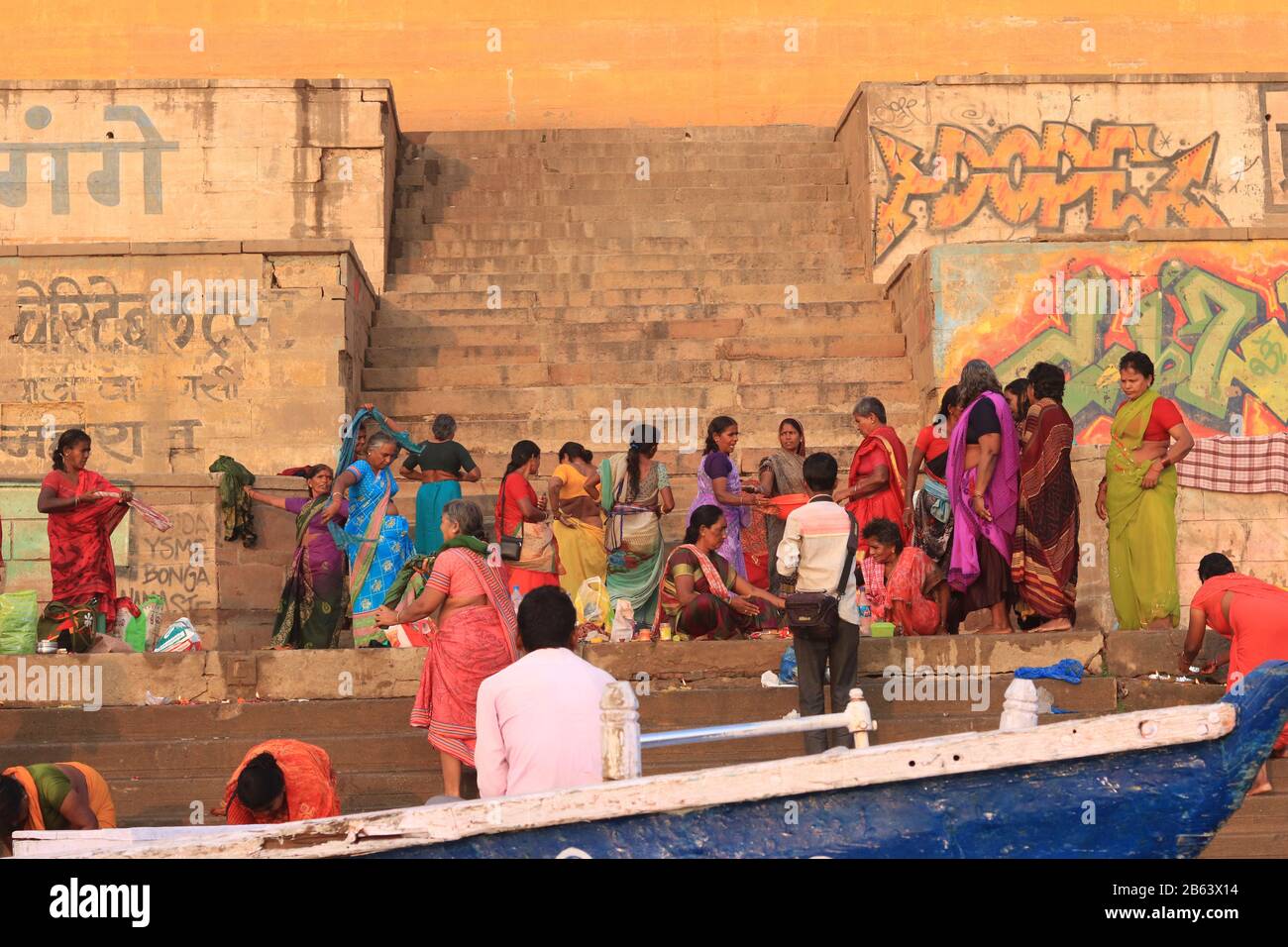 Le donne indiane con saree si riuniscono per fare il bagno santo al fiume Ganga Foto Stock