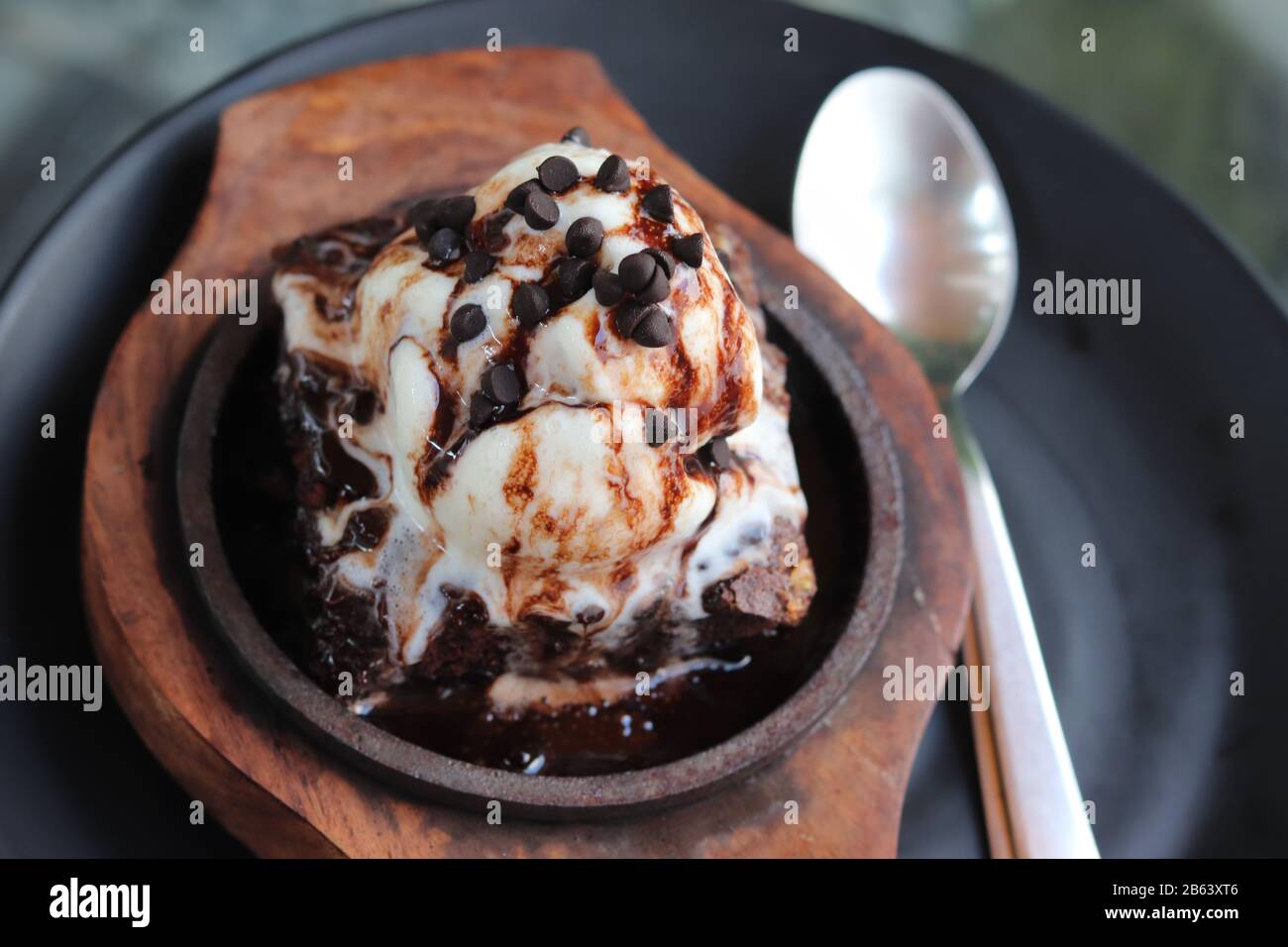 Brownie con gelato alla vaniglia Foto Stock