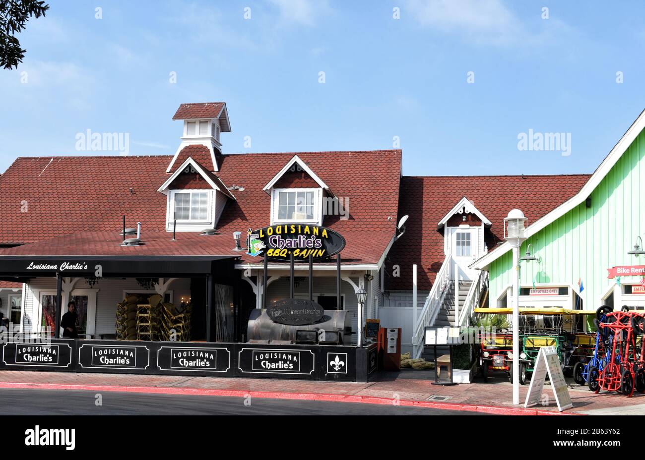 Long BEACH, CALIFORNIA - 06 MAR 2020: Il ristorante del Louisiana Charlie's allo Shoreline Village offre barbecue e cucina in stile Cajun. Foto Stock