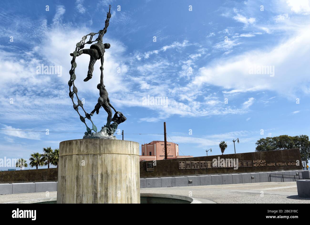 San PEDRO, CALIFORNIA - 06 MAR 2020: American Merchant Marine Veterans Memorial con statua raffigurazione marinai arrampicata una Scala Jacobs. Foto Stock