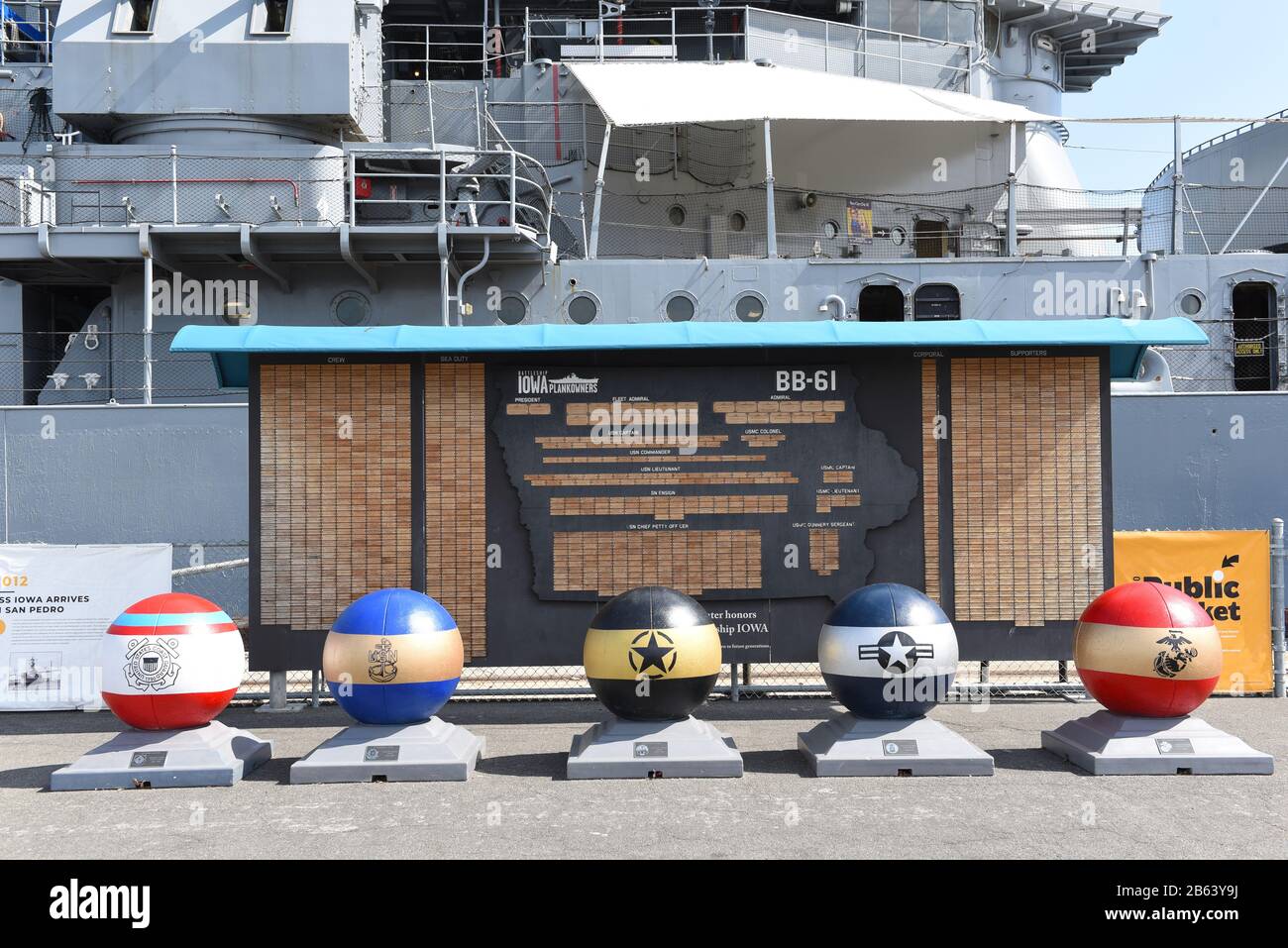 Los ANGELES, CALIFORNIA - 06 MAR 2020: Plankowners Memorial alla USS Iowa, una nave da guerra in pensione ora un museo marittimo. Foto Stock