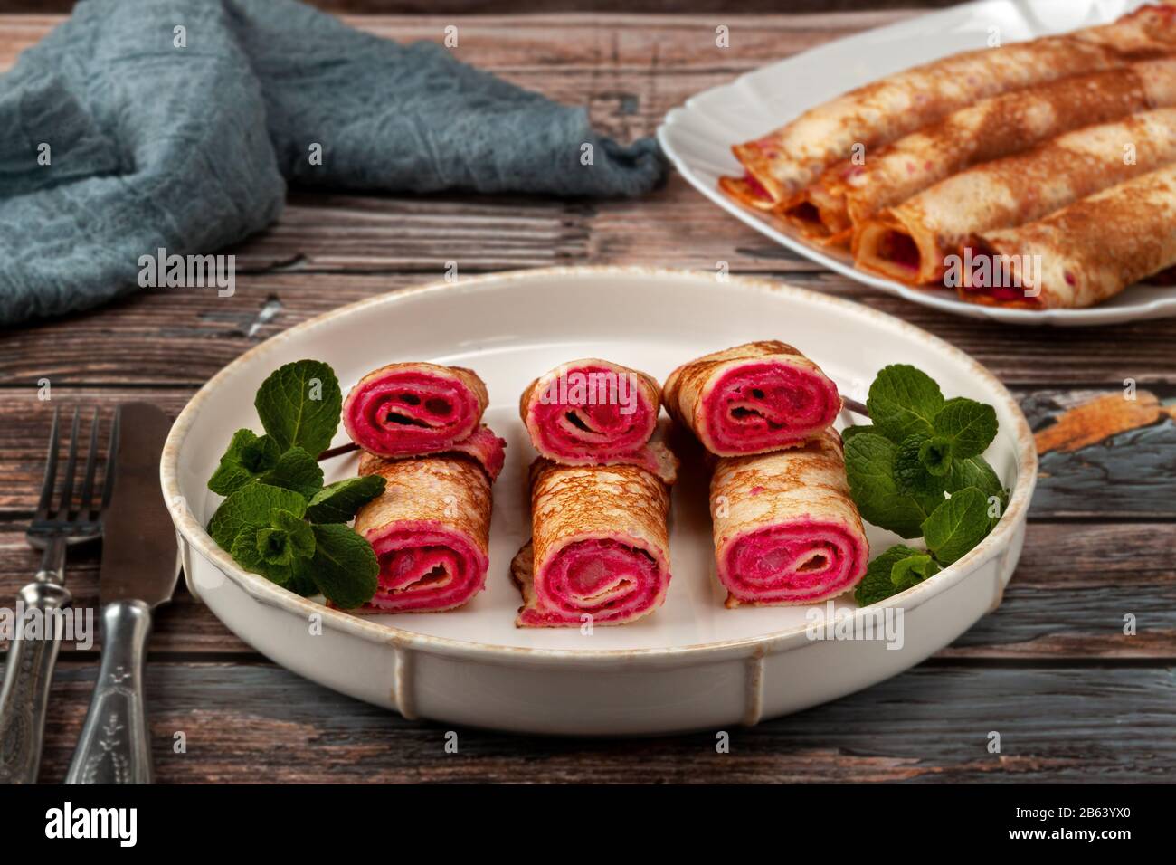Frittelle con barbabietole e formaggio pasta e salmone Foto Stock