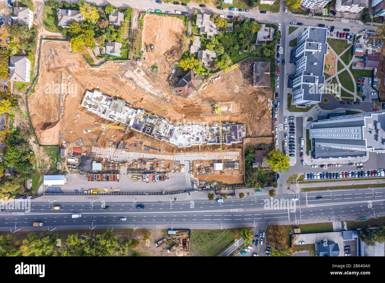 sviluppo della zona residenziale della città. costruzione di nuovi appartamenti. vista punto drone Foto Stock