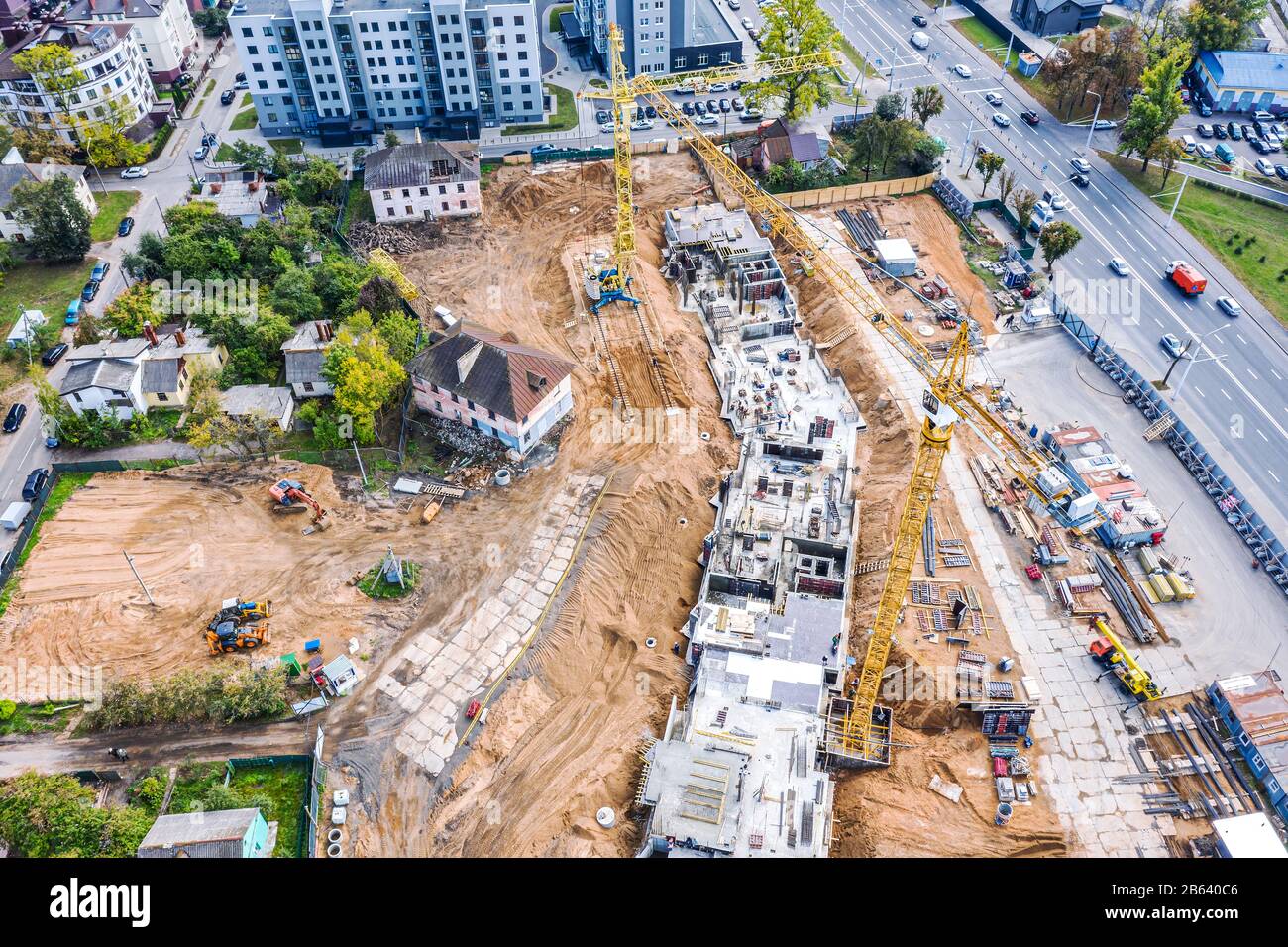 gru e macchinari industriali in cantiere costruzione di nuovi appartamenti vista aerea Foto Stock