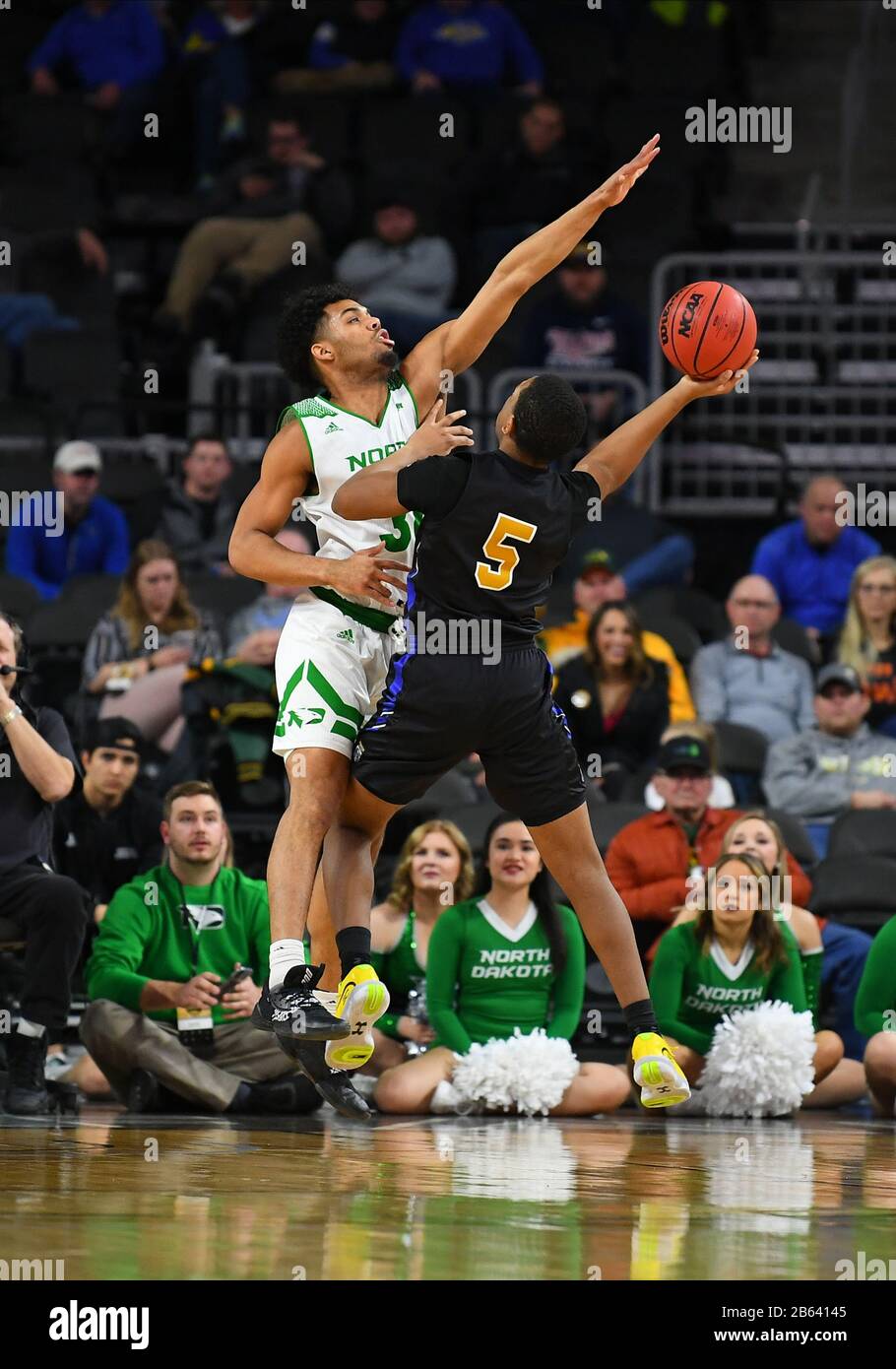 9 Marzo 2020: North Dakota Fighting Hawks guard De'sean Allen-Eikens (34) tenta di bloccare un colpo di Purdue Fort Wayne Mastodons guardia Tionne Rollins (5) durante il Summit League semi-finale gioco di basket tra il Purdue Fort Wayne Mastodons e il North Dakota Fighting Hawks al Denny Sanford Premier Center, Sioux Falls, SD. Il North Dakota ha vinto 73-56. Foto di Russell Hons/CSM Foto Stock