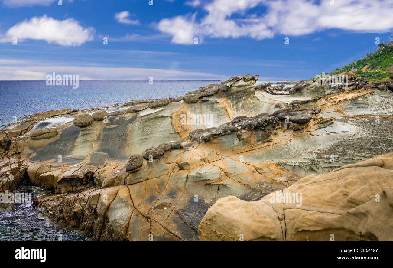 La costa rocciosa dura a Artillery Rock lungo la Great Ocean Road, Victoria, Australia. Foto Stock