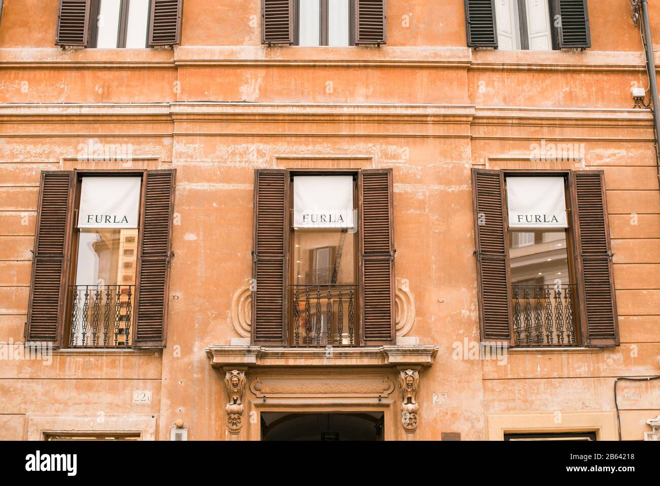 Roma. Italia - 22 Marzo 2017: Vista Esterna Del Negozio Furla Di Roma Vicino A Piazza Di Spagna. Furla è un'azienda italiana di moda di lusso. Foto Stock