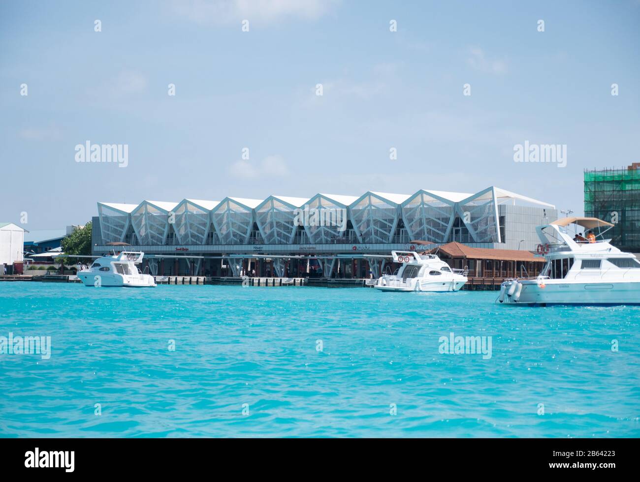 Maschio. Maldive - 6 Febbraio 2020: Molo Maschile Velana International Airport, Maldive. Acque Turchesi. Foto Stock