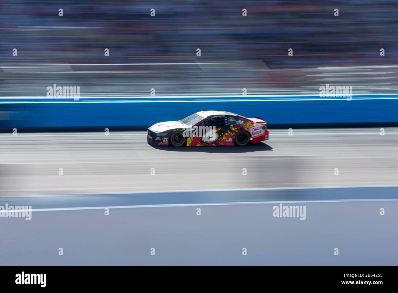 Avondale, Arizona, Stati Uniti. 9th Mar, 2020. Ross Chastain (6) lotta per la posizione per il FanShield 500 al Phoenix Raceway di Avondale, Arizona. (Immagine Di Credito: © Logan Arce/Asp) Foto Stock