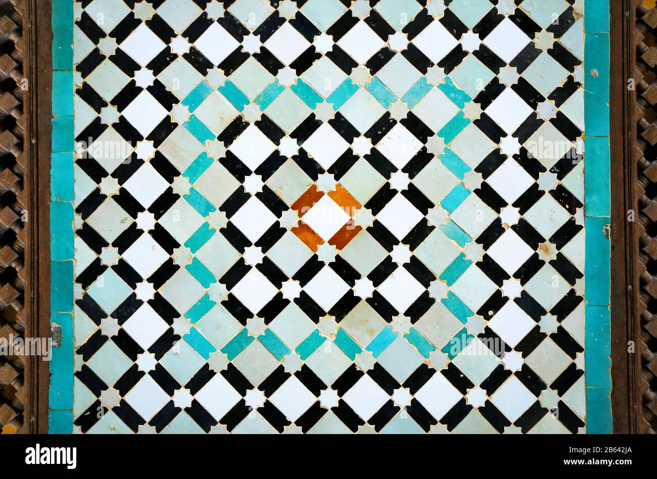 Disegno geometrico a mosaico - piastrelle in ceramica - in casa marocchina, moschea Foto Stock