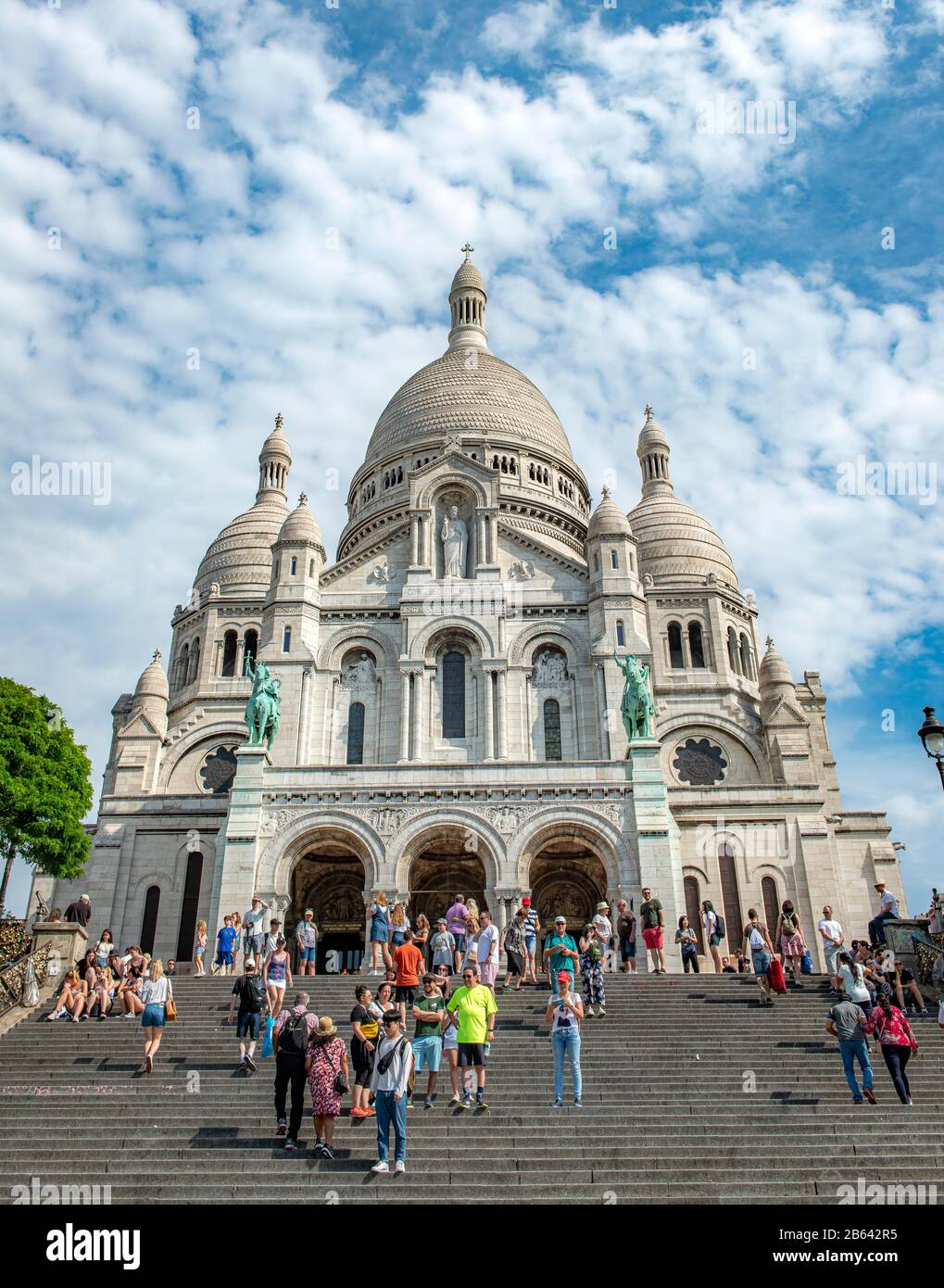 Turisti sui gradini di fronte alla Basilica del Sacro cuore, Montmartre, Parigi, Francia Foto Stock
