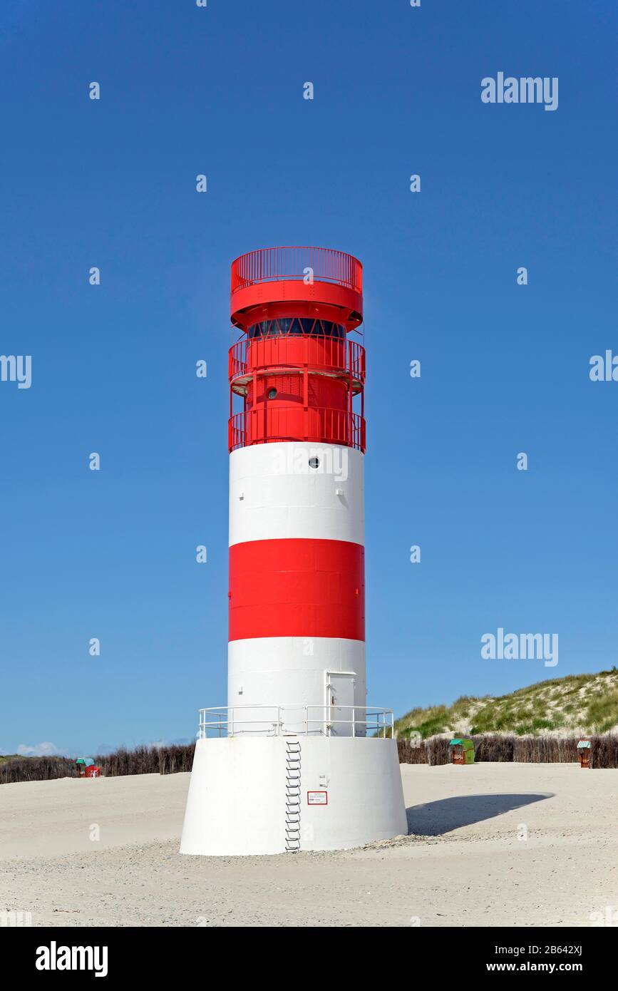 Faro sulla spiaggia sud di fronte al cielo blu, Dune Island, Helgoland, Mare del Nord, Schleswig-Holstein, Germania Foto Stock