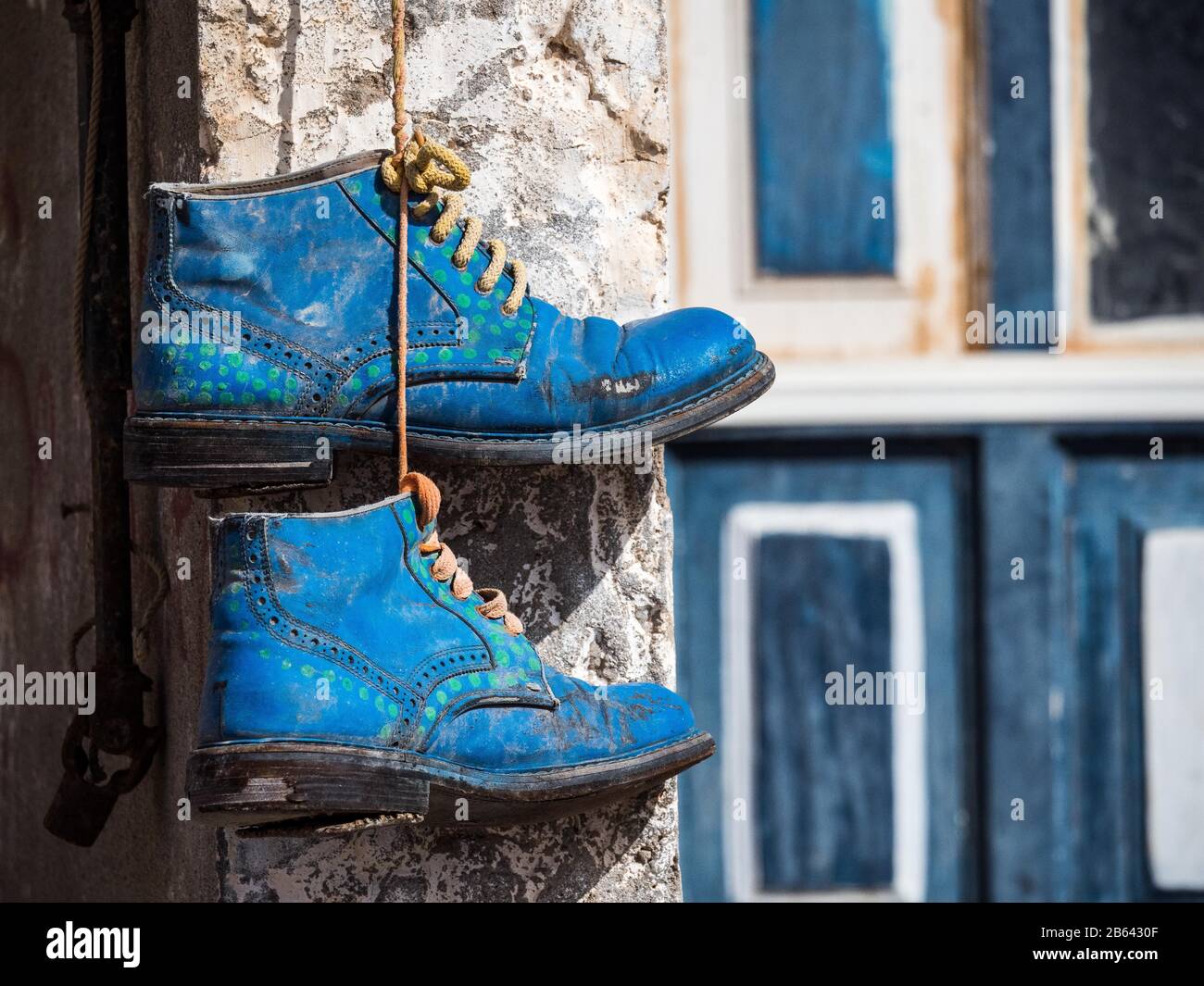 Vecchie scarpe blu appese al muro, Fuerteventura, Isole Canarie, Spagna Foto Stock