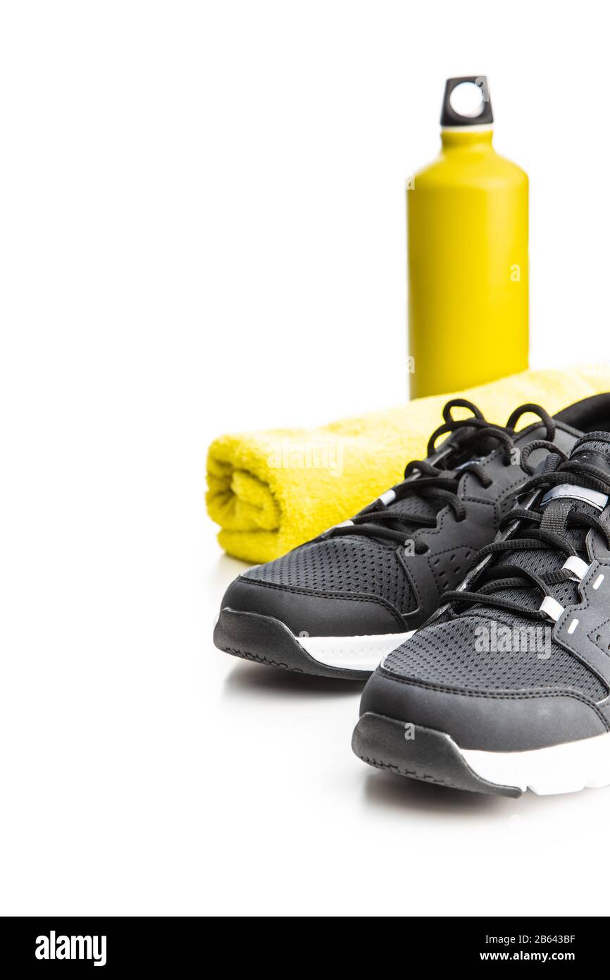 Scarpe sportive nere, asciugamano e bottiglia isolati su sfondo bianco. Foto Stock