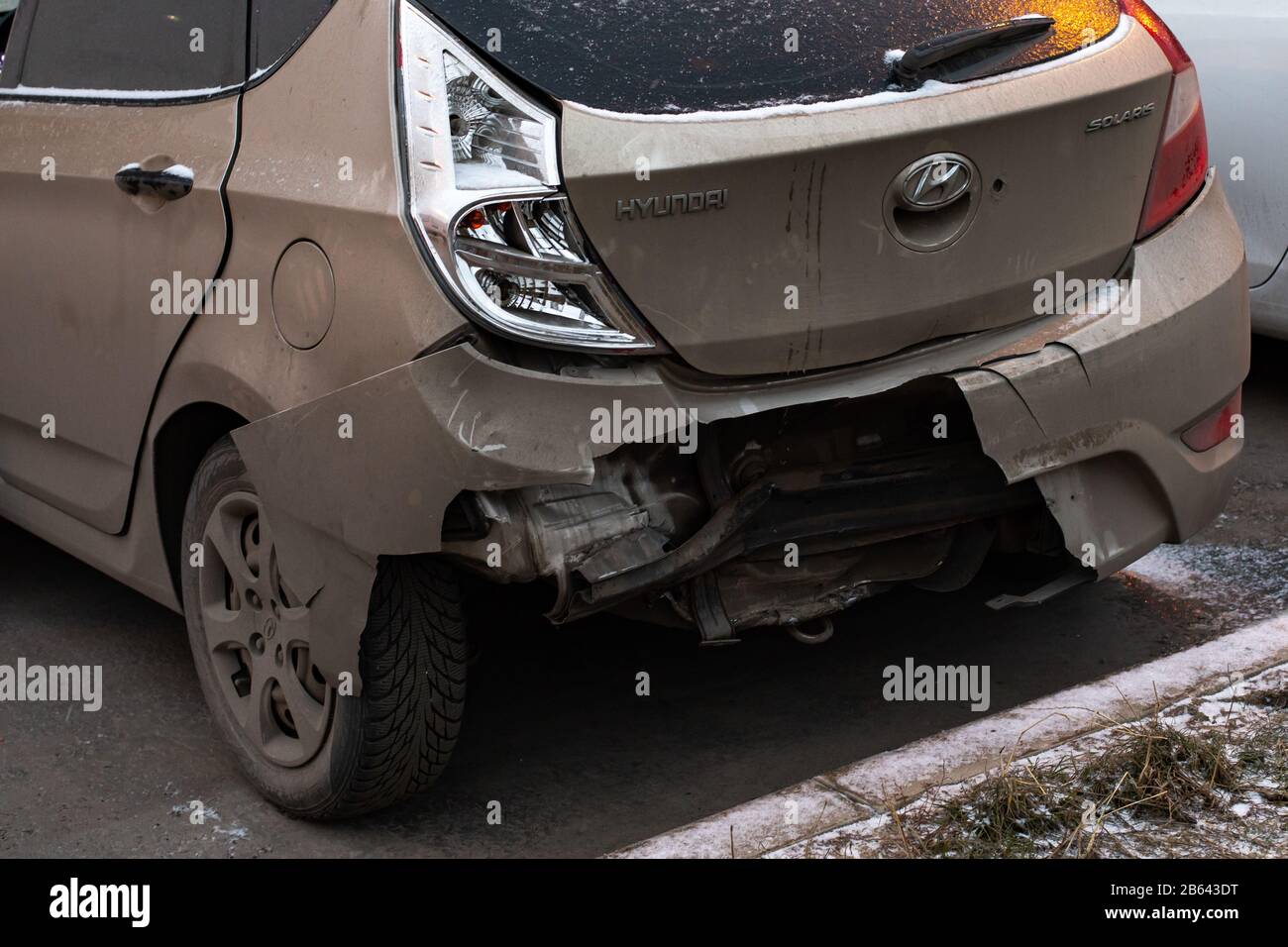 Mosca, Russia - 29 dicembre 2019: Hyundai Solaris vettura dopo un incidente, un paraurti rotto e un cassone auto abbattuto primo piano. la macchina dr Foto Stock