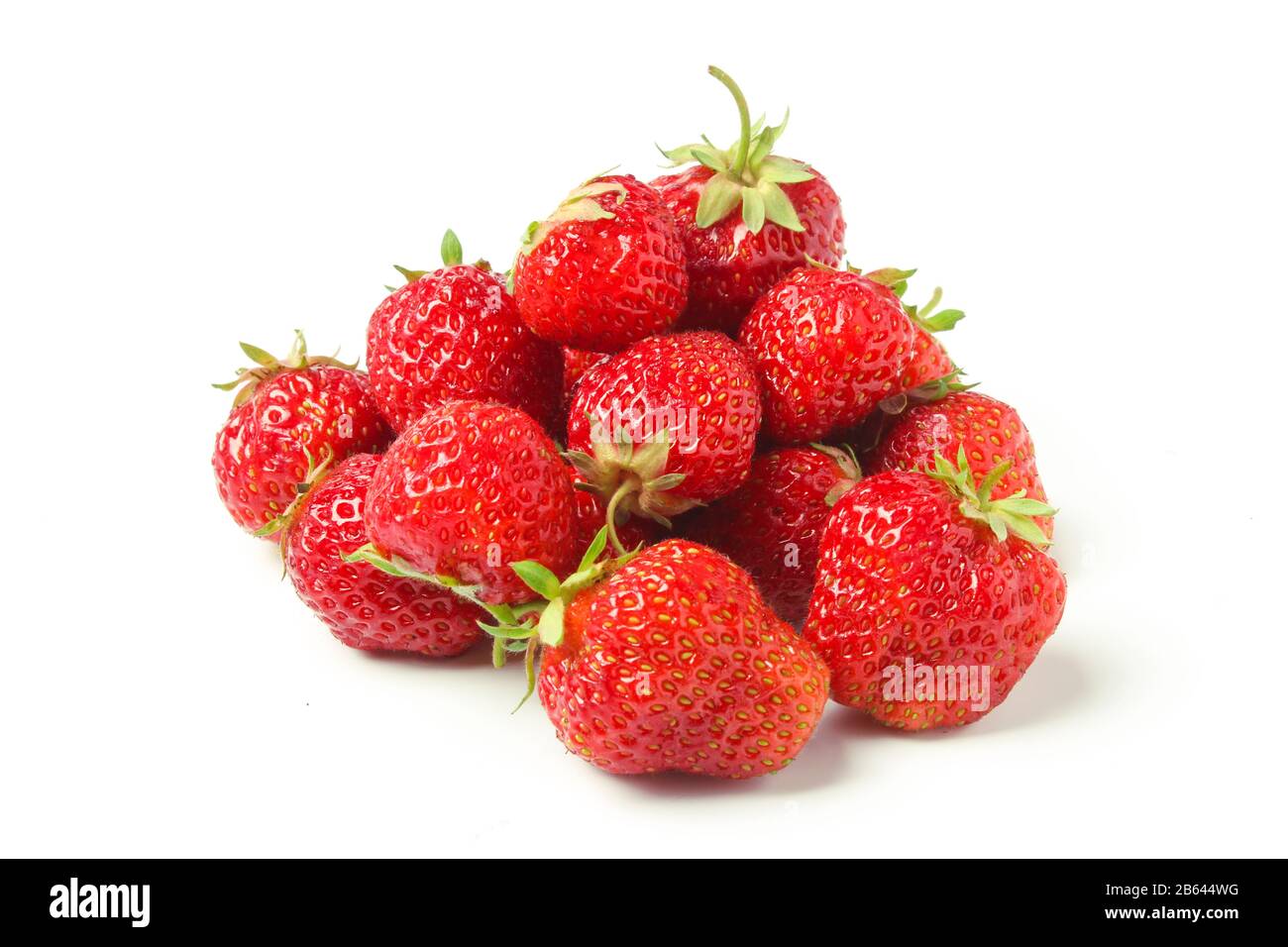 Mucchio di fragole isolato su bianco Foto Stock