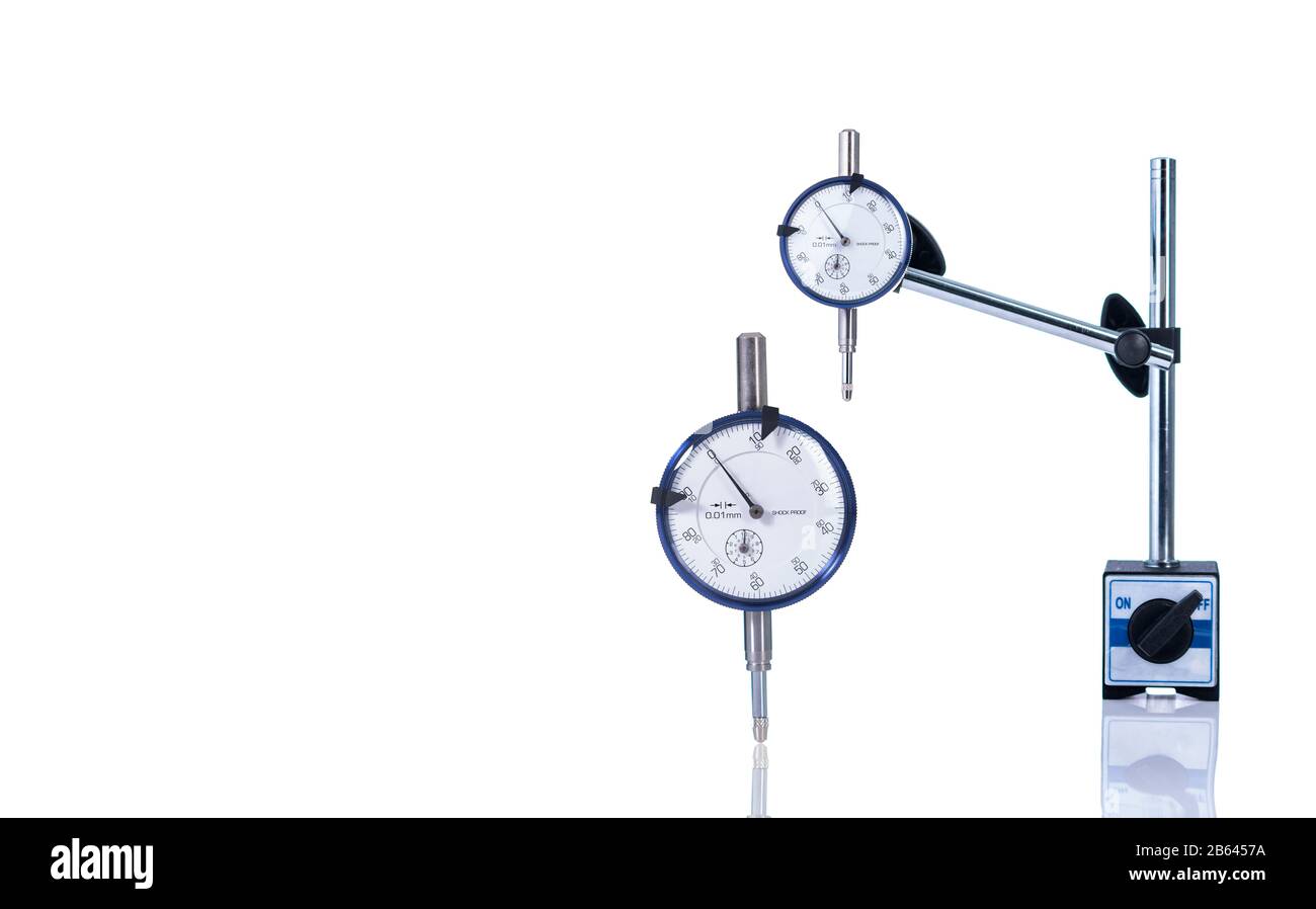 Comparatore isolato su sfondo bianco. Comparatore standard. Indicatore a quadrante. Apparecchiatura di misurazione. Strumento di misurazione. Comparatore a prova d'urto. Foto Stock