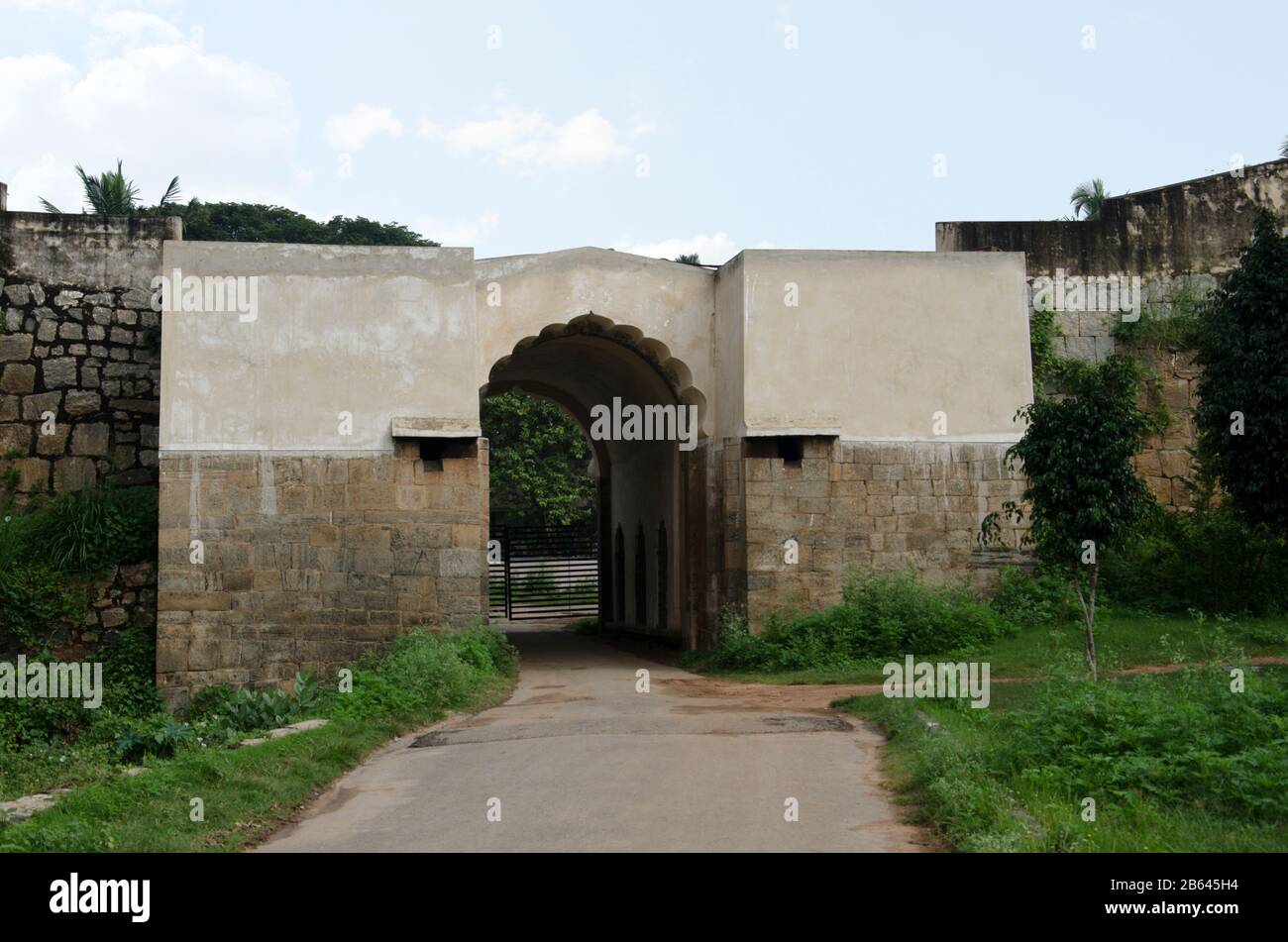 Una delle porte d'ingresso del Forte Srirangapatna, costruito dal Timmanna Nayaka nel 1454, il forte venne in risalto durante il dominio del sultano di Tipu, Srir Foto Stock