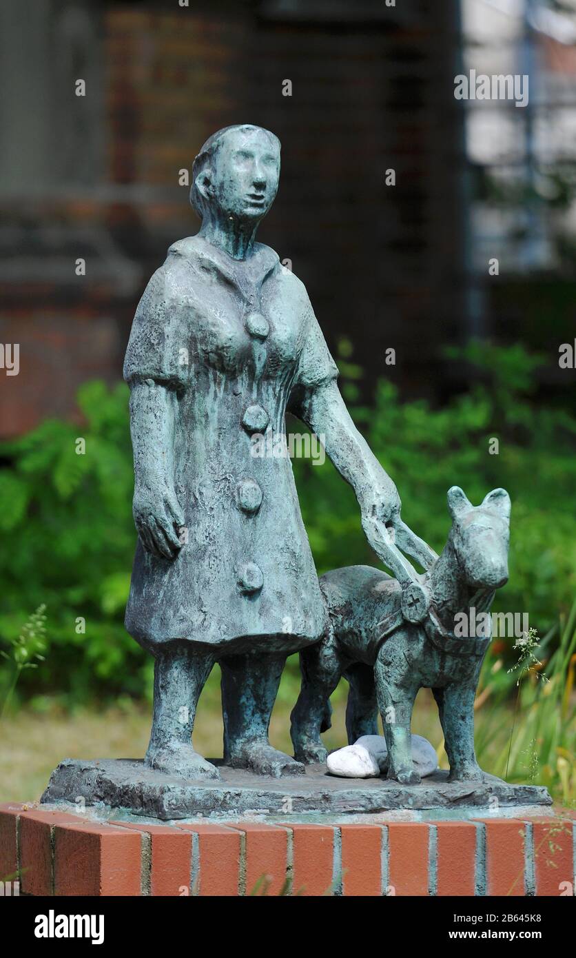 Statua, Blindenhund, Johann-August-Zeune-Schule Für Blinde, Rothenburgstrasse, Steglitz, Berlino, Deutschland Foto Stock