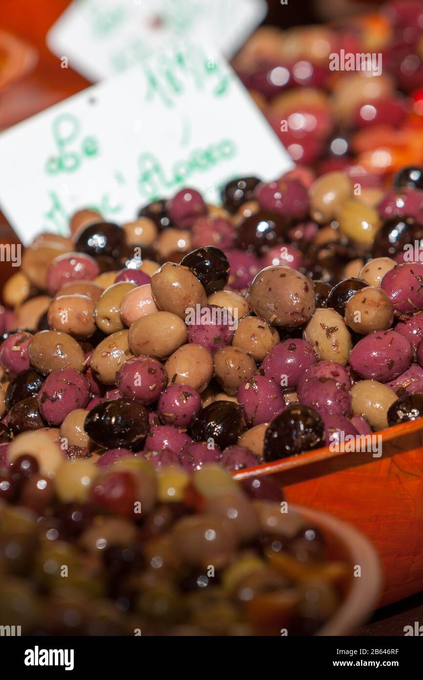 Ciotole di olive in vendita in un mercato francese Foto Stock