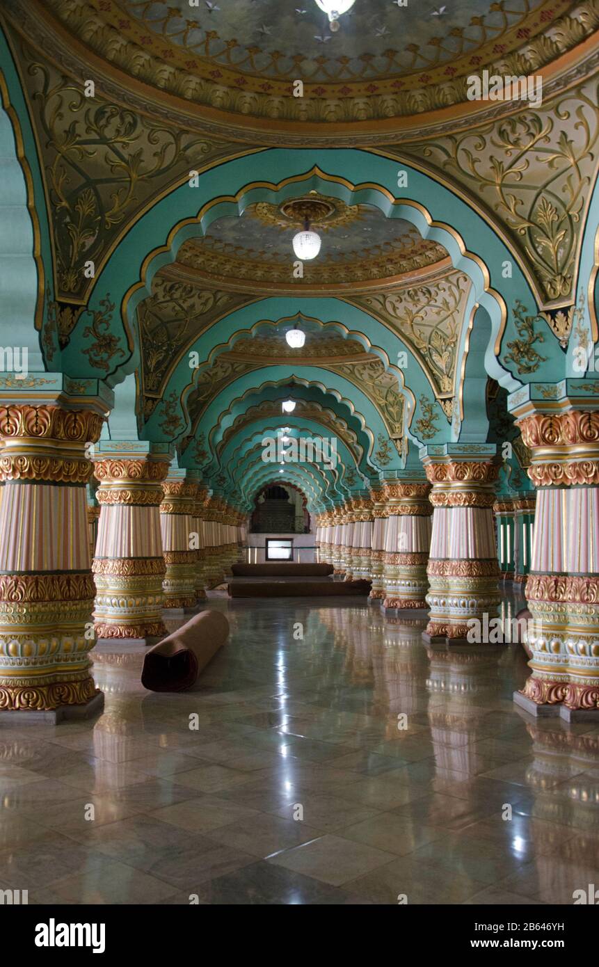 10 Nov 2019, Mysore, Karnataka, India. Gli interni del Palazzo di Mysore, è un palazzo storico e una residenza reale residenza ufficiale del Wadiyar Foto Stock