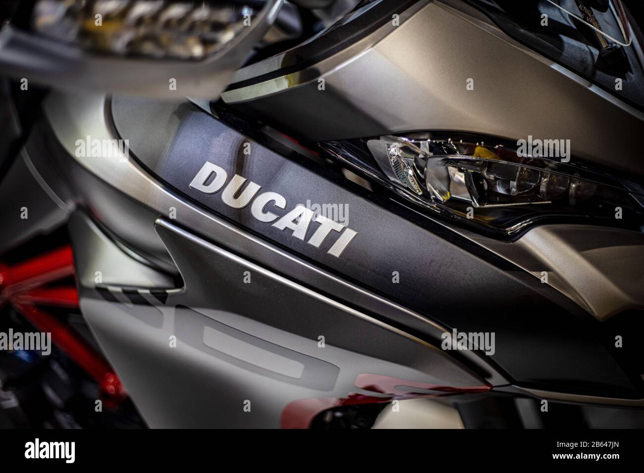 Dettaglio del logo del motociclo. Primo piano del logo Ducati. Foto Stock