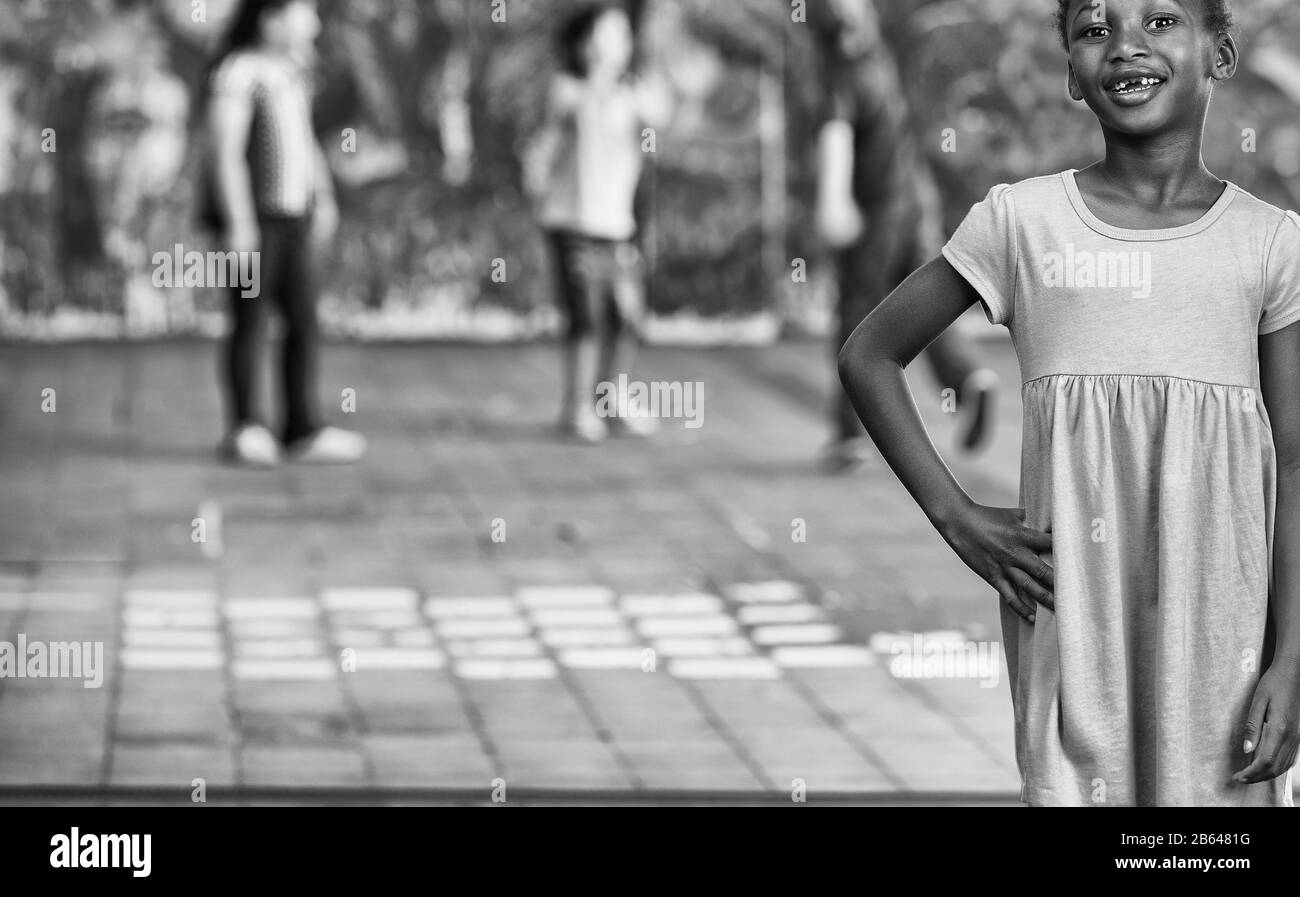 Classe multietnica che gioca a scuola. Foto Stock