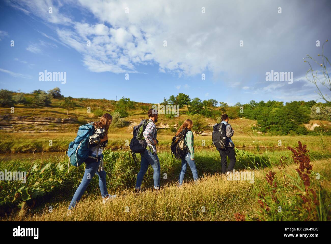 Un gruppo di turisti con zaini è a piedi nella natura Foto Stock