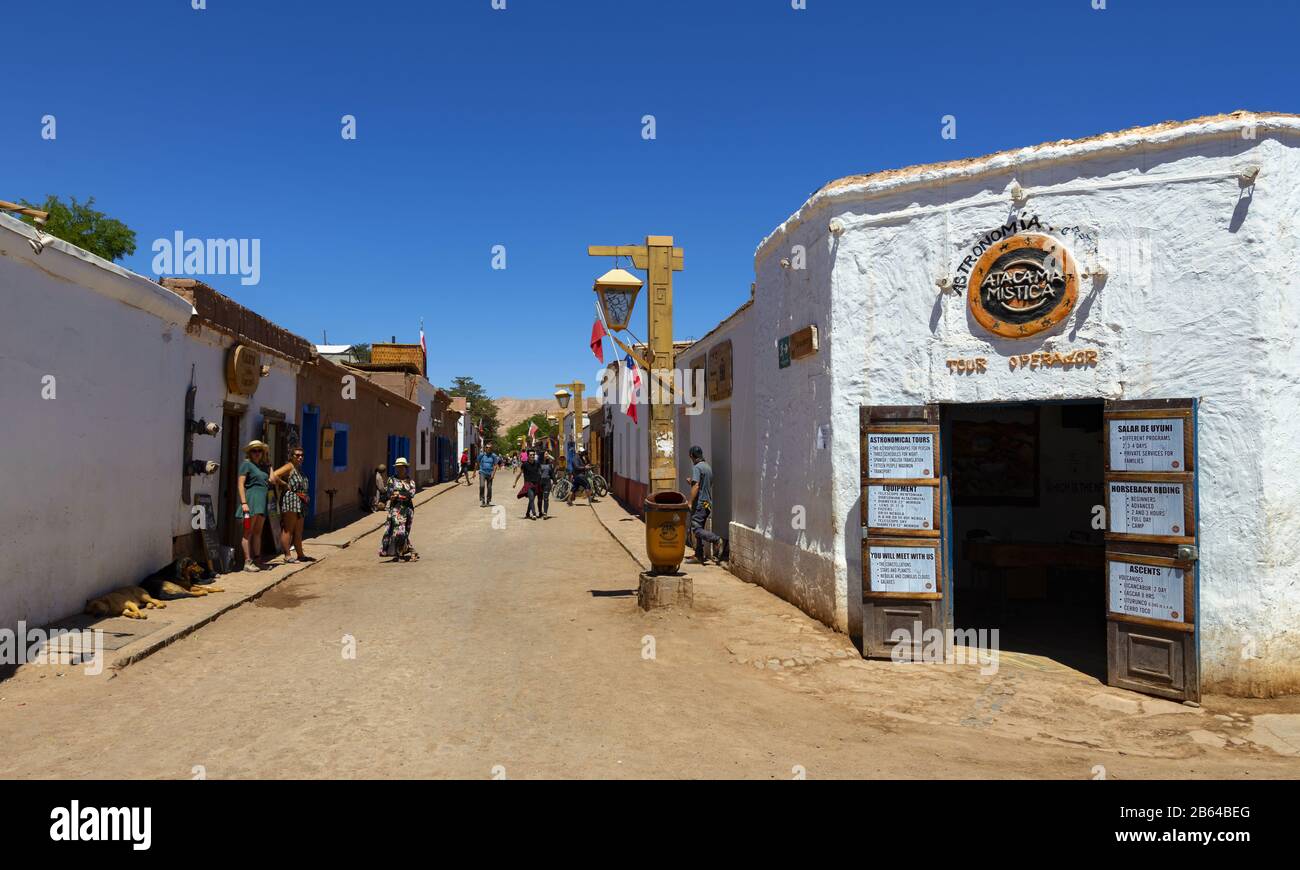 Strada polverosa nel villaggio cileno di San Pedro de Atacama Foto Stock
