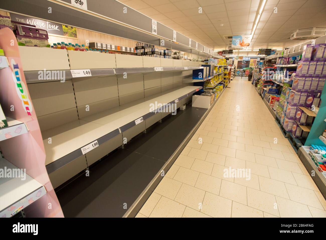 Scaffali che sono stati svuotati di carta igienica e asciugamani da cucina  nel supermercato Lidl durante l'epidemia di Coronavirus nel Regno Unito.  Dorset England GB Foto stock - Alamy