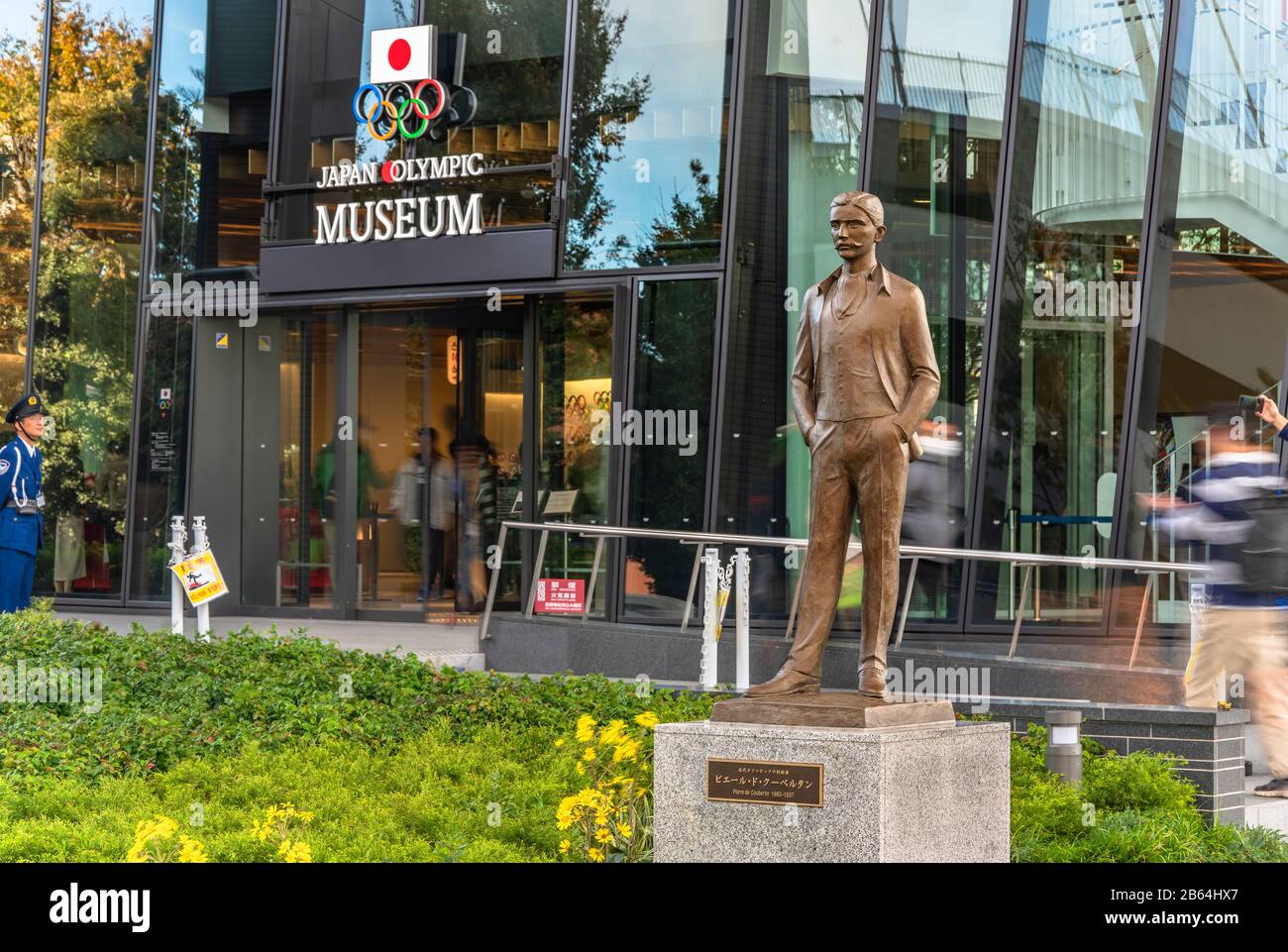 Tokyo, giappone - 17 novembre 2019: Statua in bronzo del fondatore dei Giochi Olimpici Pierre de Coubertin di fronte al monumento Olimpico Anelli del Japa Foto Stock