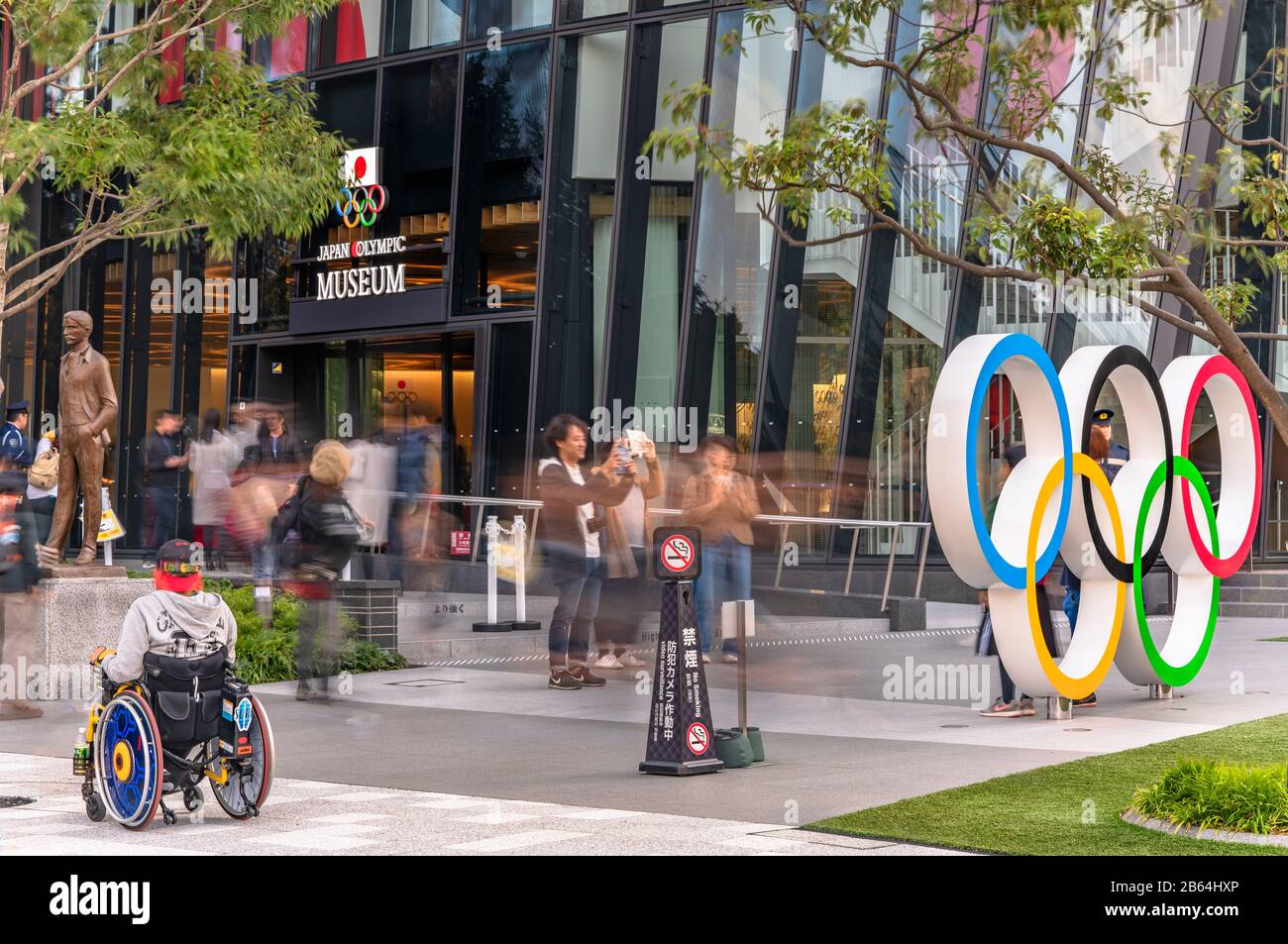 Tokyo, giappone - 17 novembre 2019: Statua in bronzo del fondatore dei Giochi Olimpici Pierre de Coubertin di fronte al monumento Olimpico Anelli del Japa Foto Stock