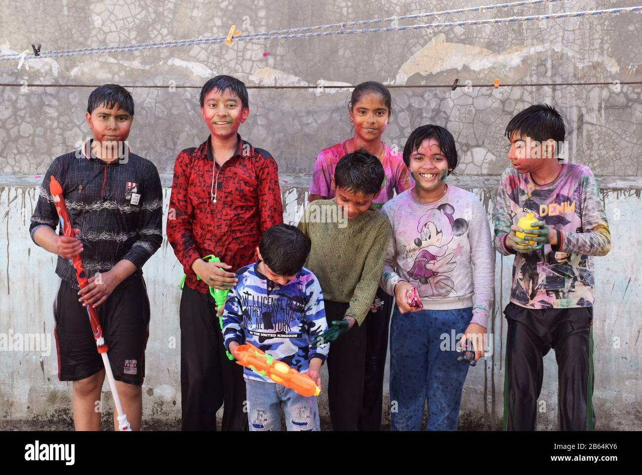 Holi festival - Bambini godere e giocare Holi con i colori e Pichkaris Foto Stock