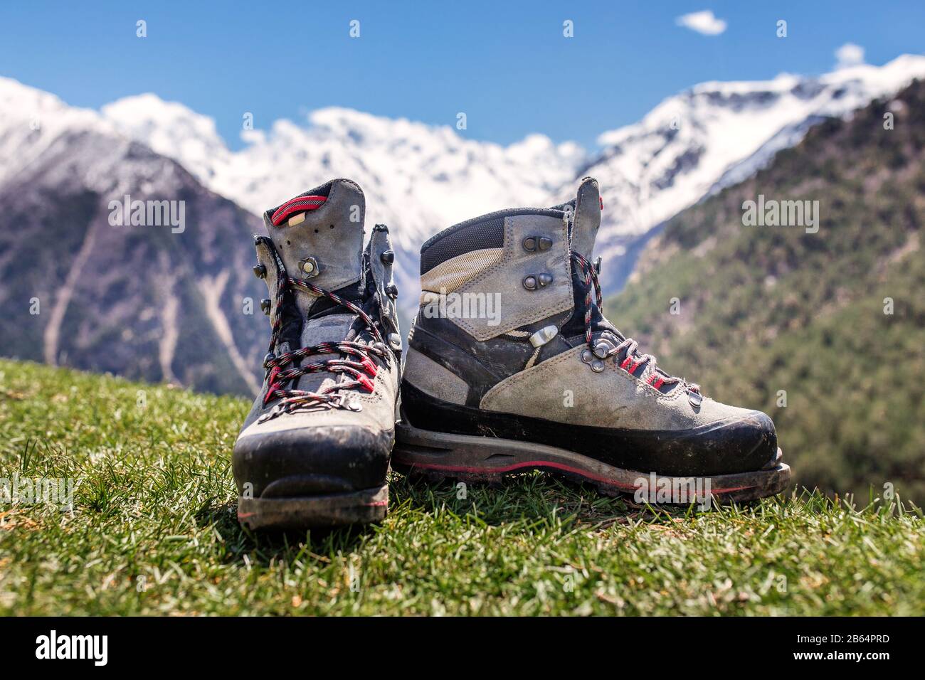 Vecchie scarpe da trekking e paesaggio alpino sullo sfondo Foto stock -  Alamy