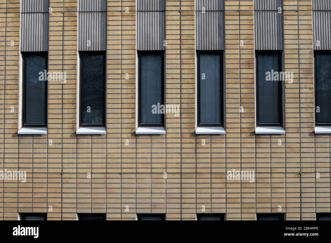 Facciata di un edificio d'ufficio con finestre strette Foto Stock