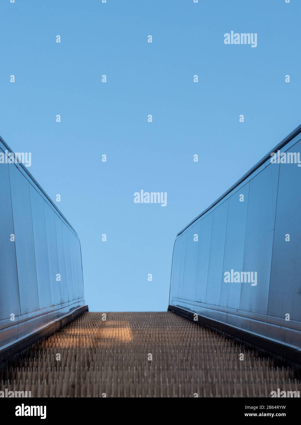 Scala mobile in metallo all'aperto con cielo blu. Sfondo. Foto Stock