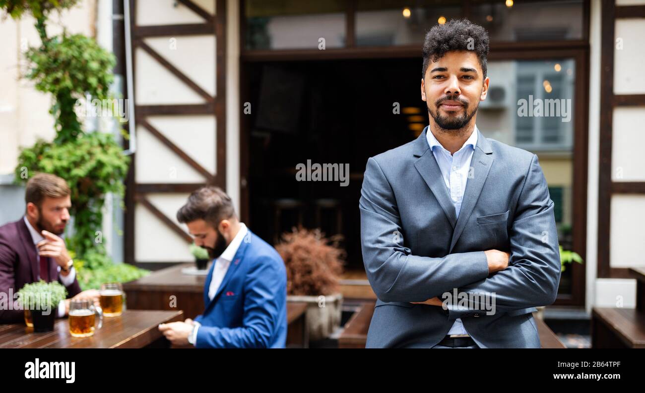 Giovane imprenditore maschile in piedi vicino al suo nuovo locale. Startup, imprenditore, concetto di business. Foto Stock