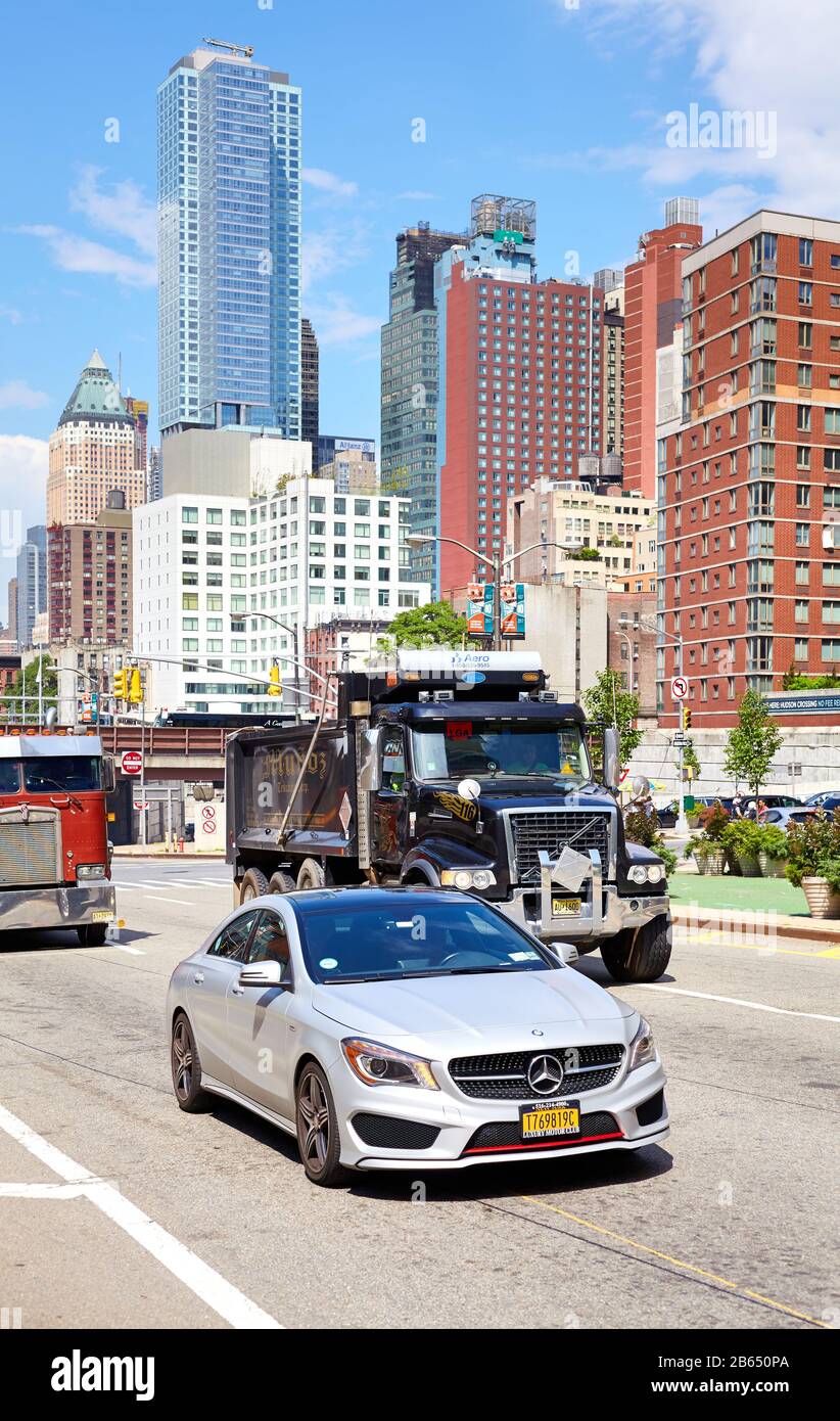 New York City, USA - 28 giugno 2018: Traffico sulla Dyer Avenue, breve arteria nord-sud nel quartiere Hell's Kitchen di Manhattan. Foto Stock