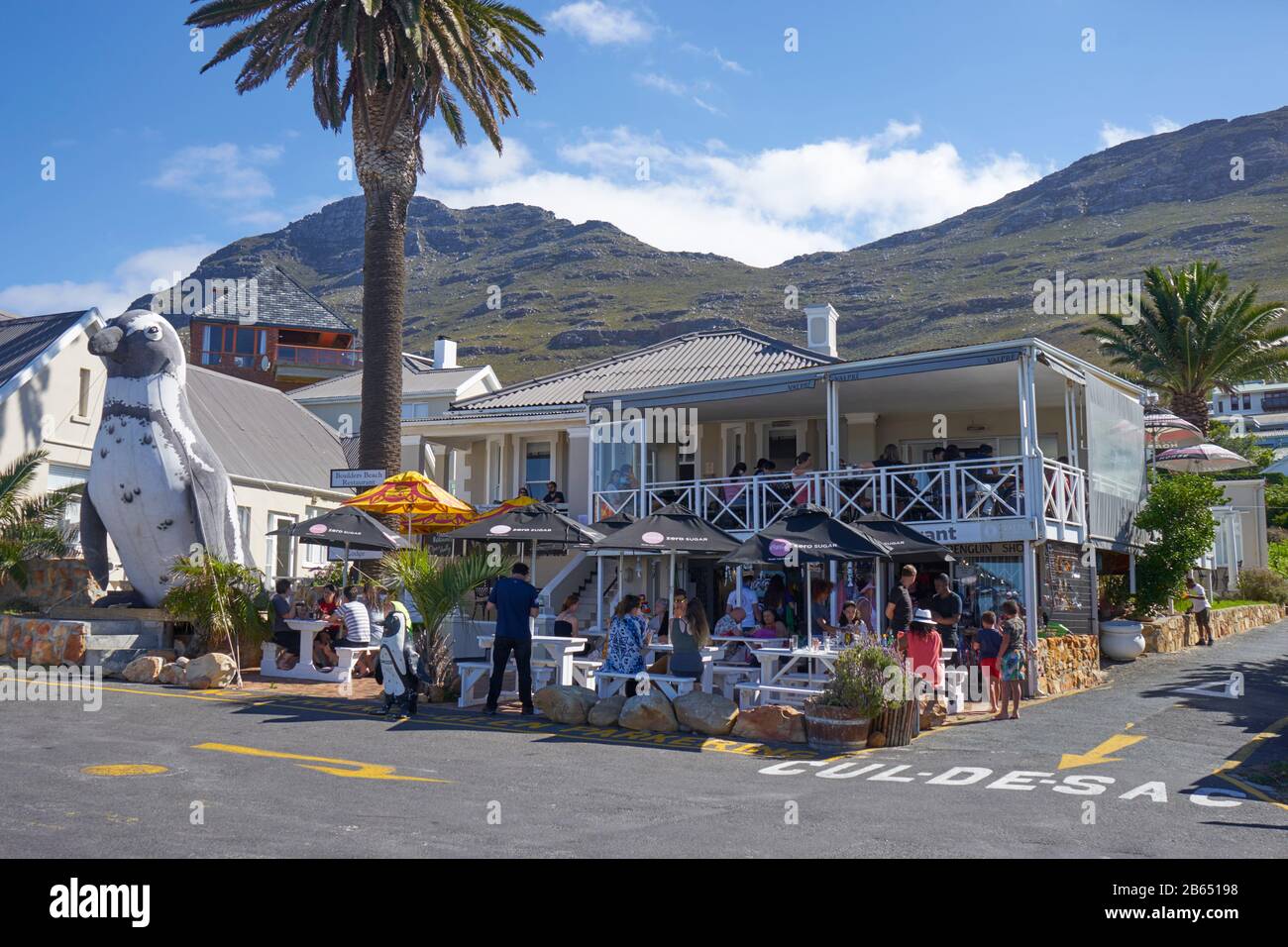 Ristorante Beach Lodge, Boulders Beach, Città del Capo, Sud Africa con pinguino gonfiabile gigante Foto Stock